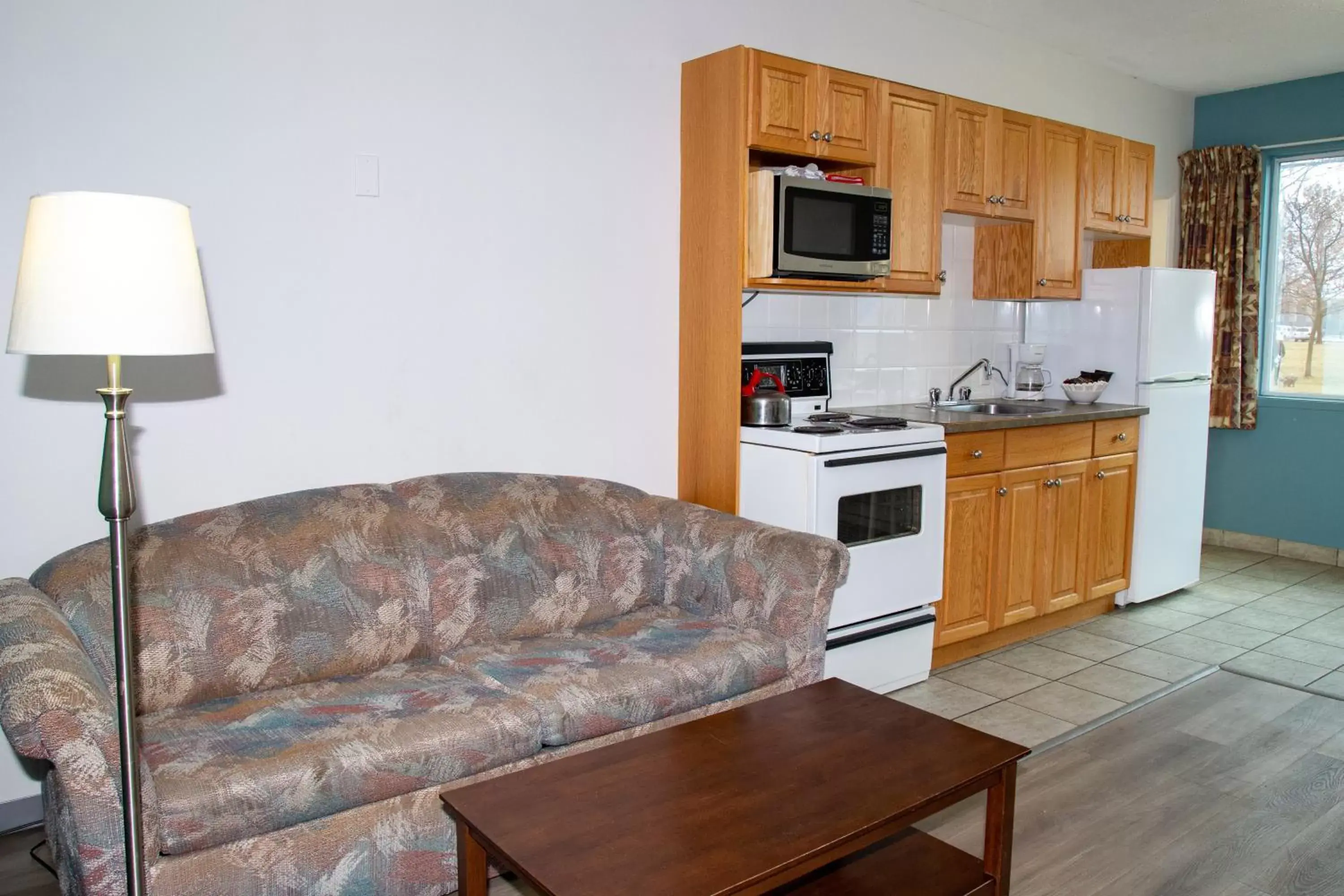 Living room, Kitchen/Kitchenette in Spanish Villa Resort