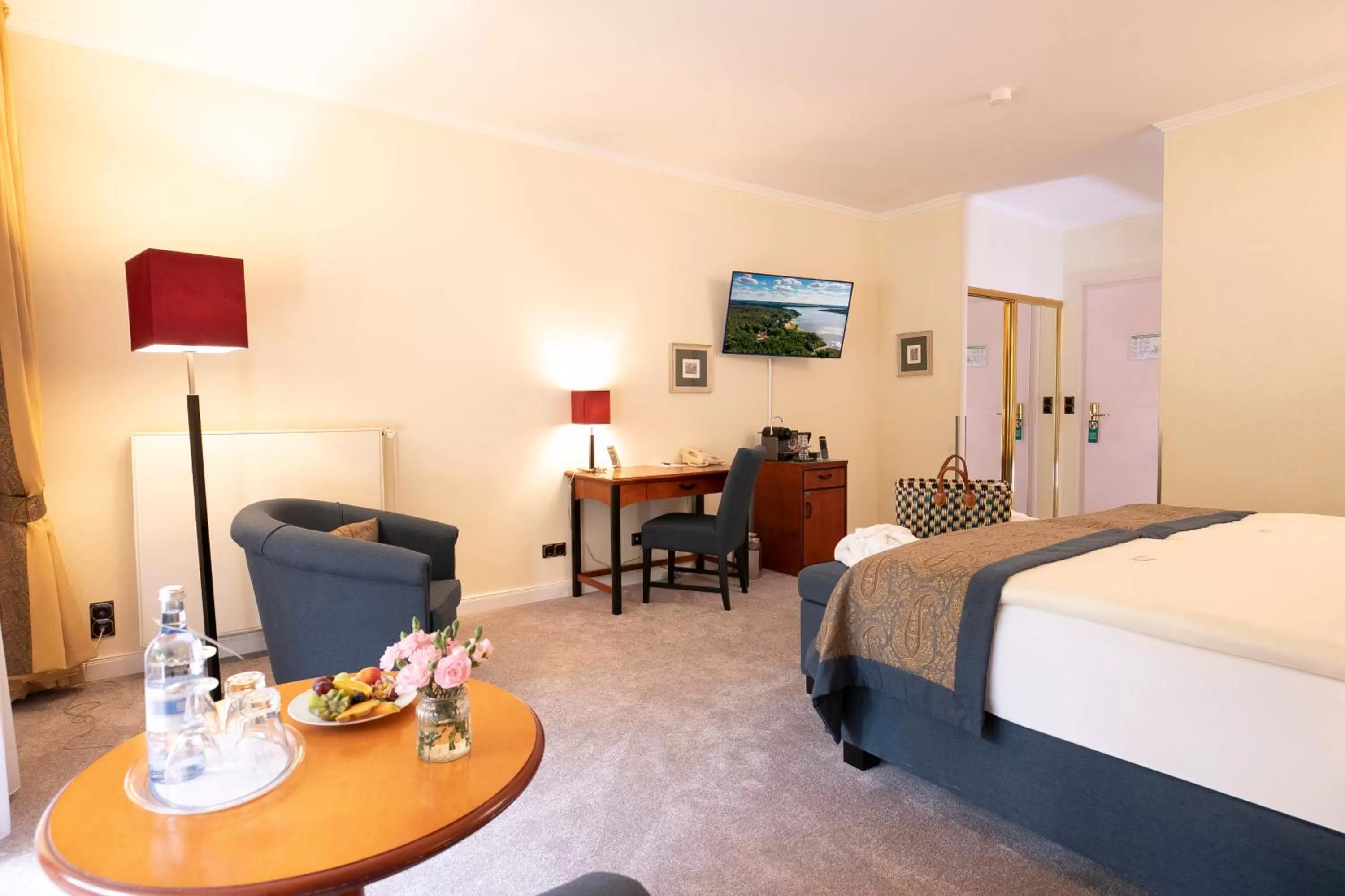 Photo of the whole room, Bed in Kurhaus am Inselsee