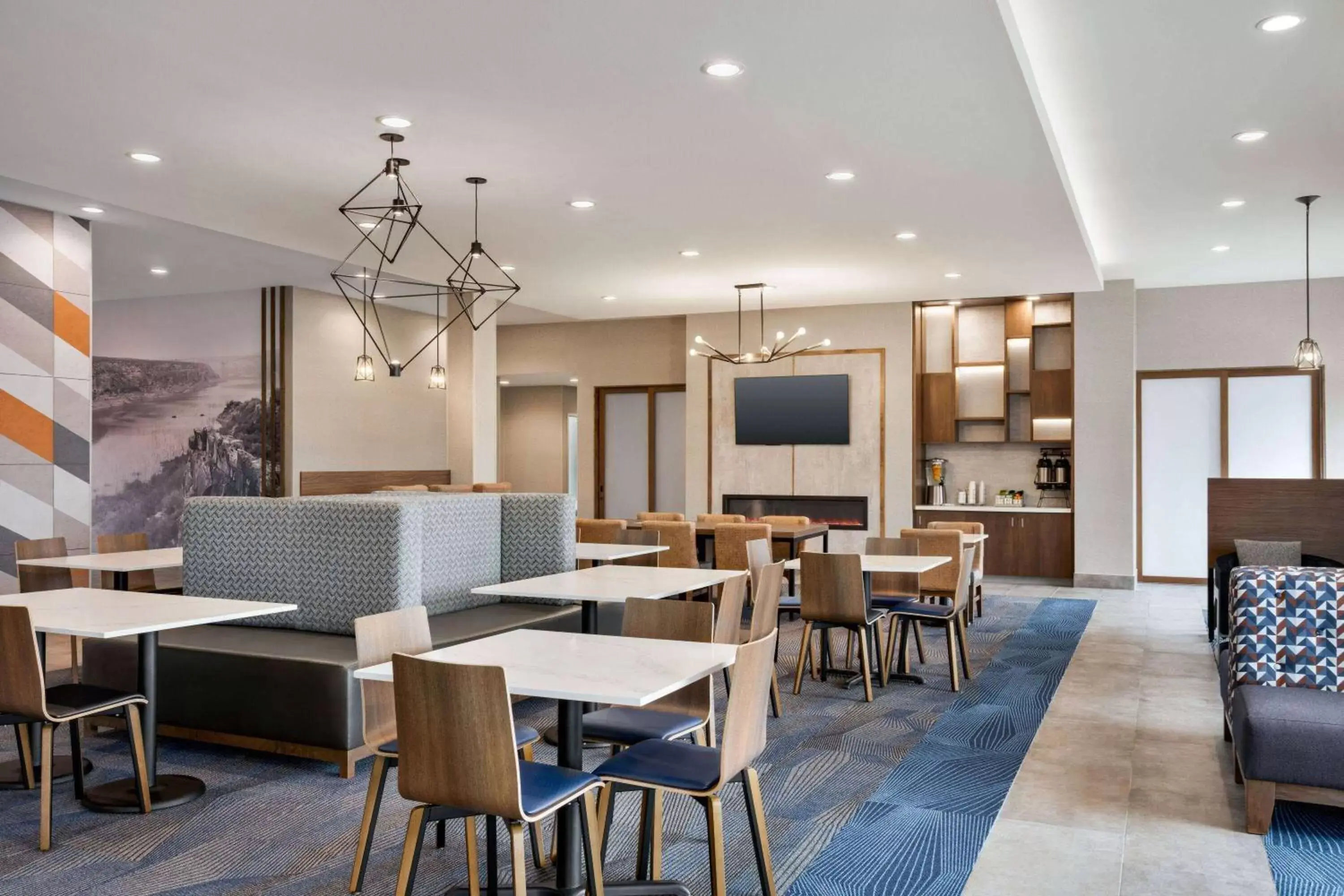 Communal lounge/ TV room, Restaurant/Places to Eat in La Quinta Inn & Suites by Wyndham Del Rio