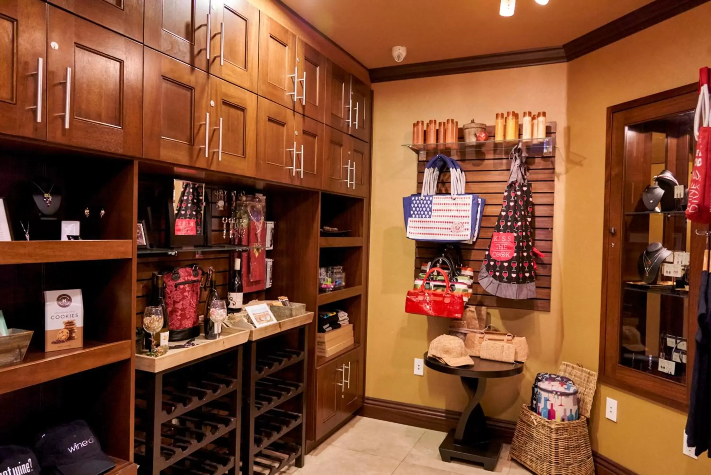 On-site shops in La Bellasera Hotel And Suites