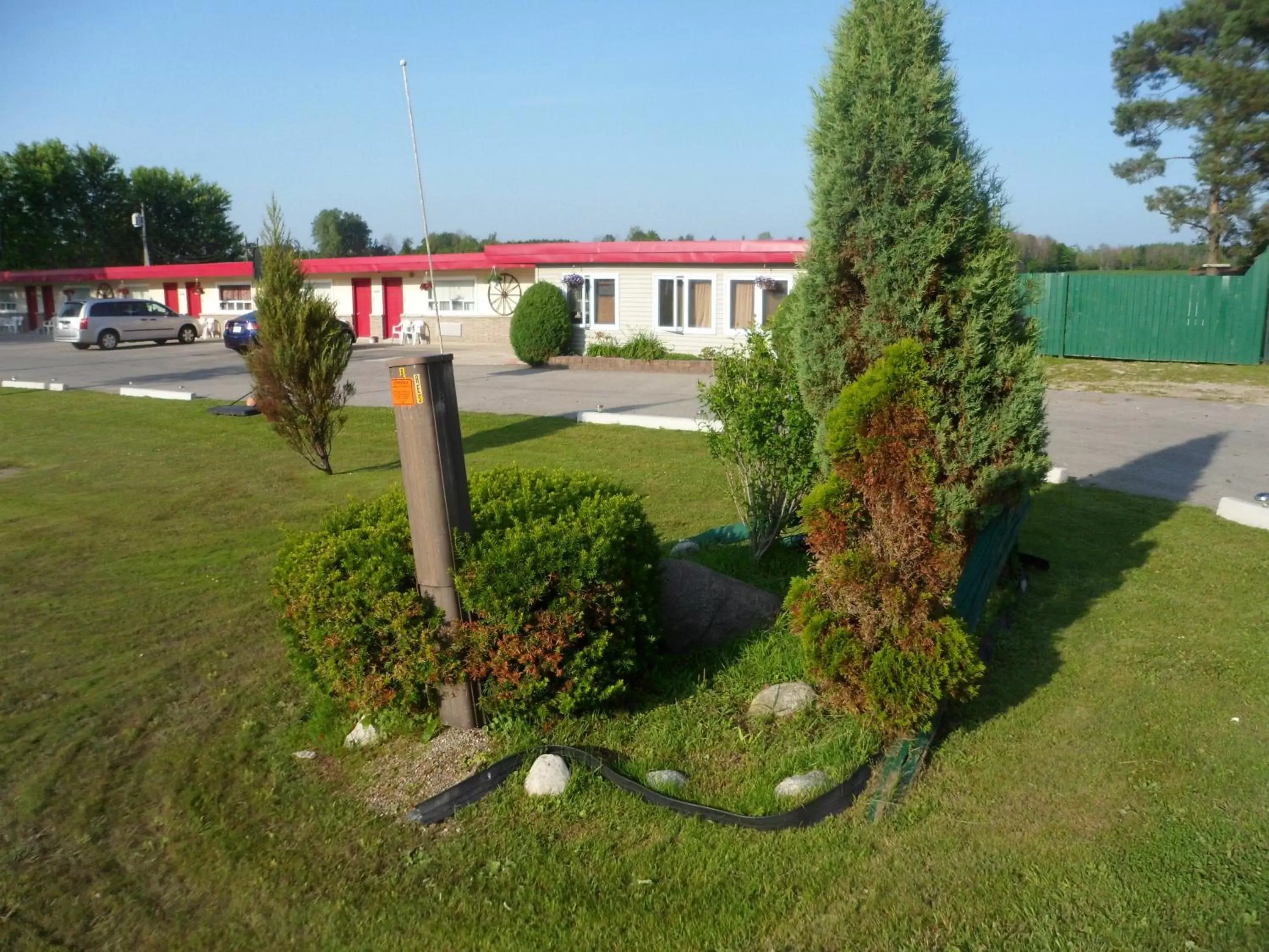 Property building, Garden in The Silver Birch Motel