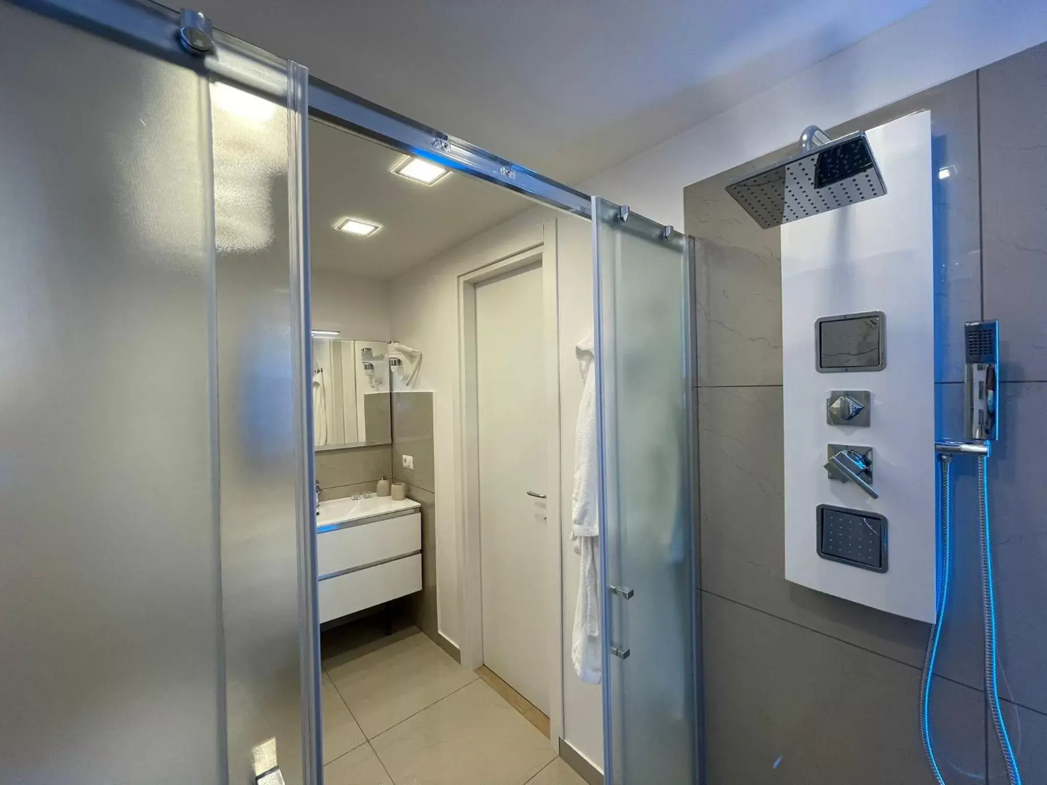 Bathroom in Suite Ciclopi Acitrezza