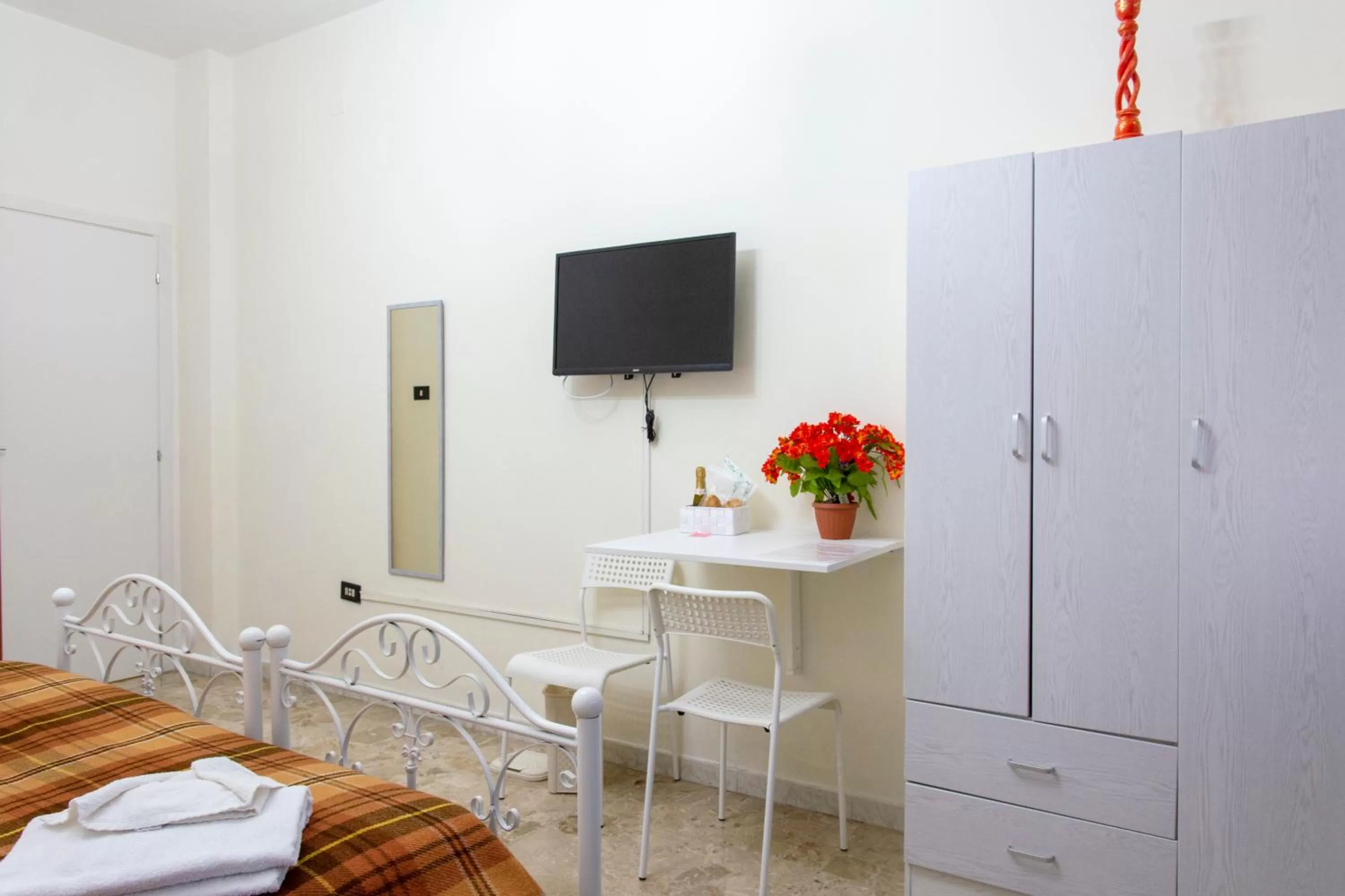 Bedroom, TV/Entertainment Center in Stazione Centrale B&B