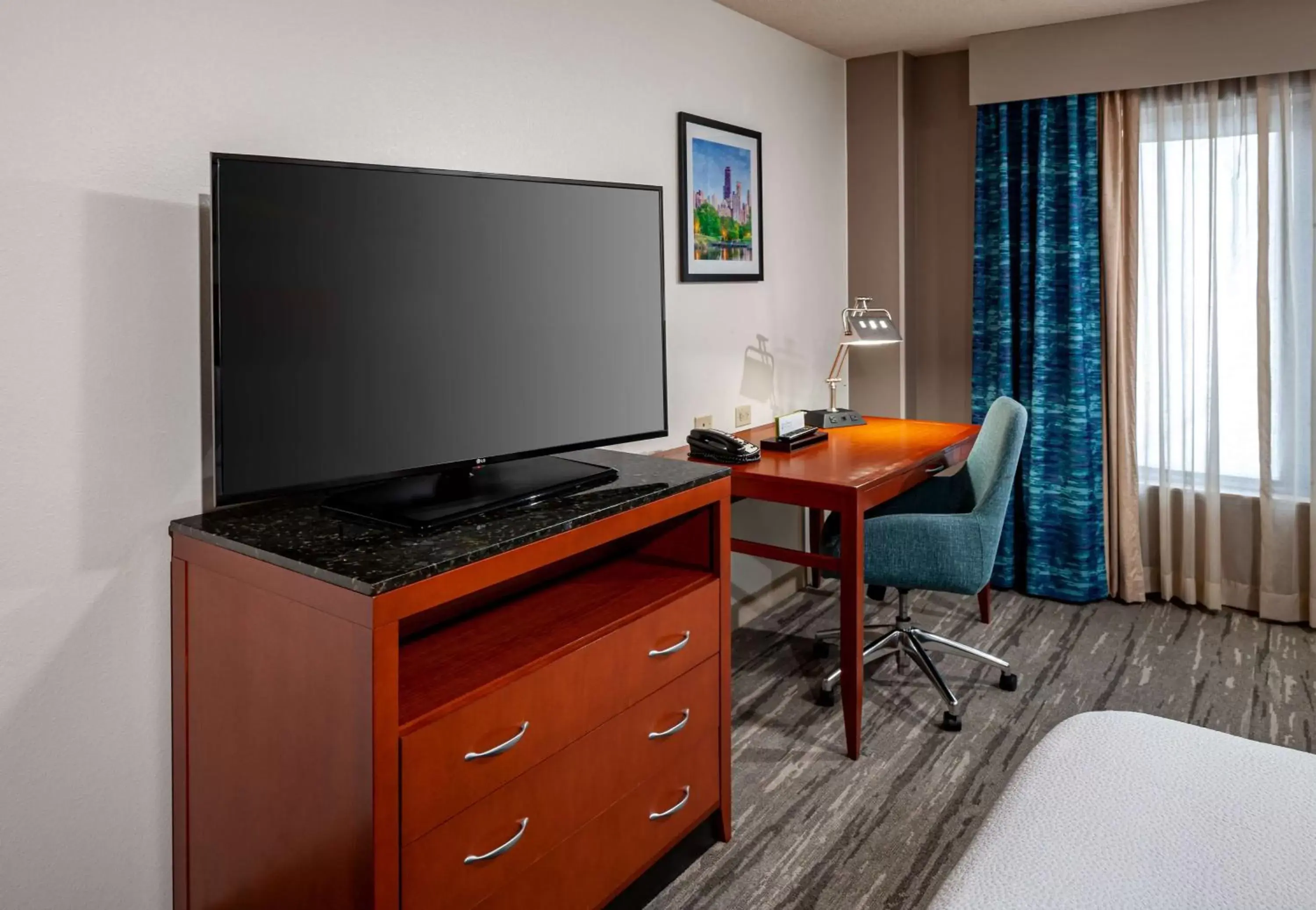 Bedroom, TV/Entertainment Center in Hilton Garden Inn Chicago O'Hare Airport