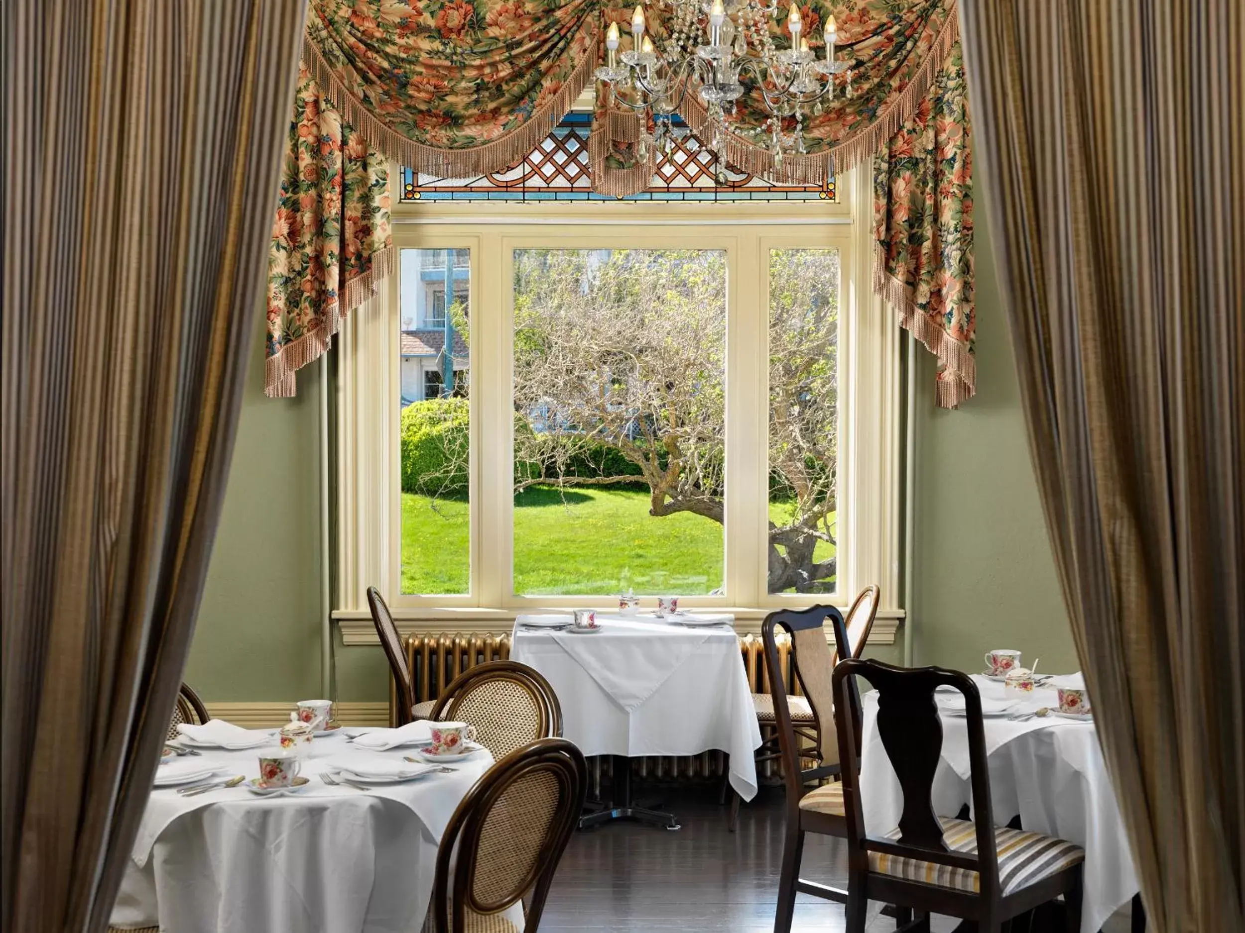 Restaurant/places to eat in Huntingdon Manor Hotel
