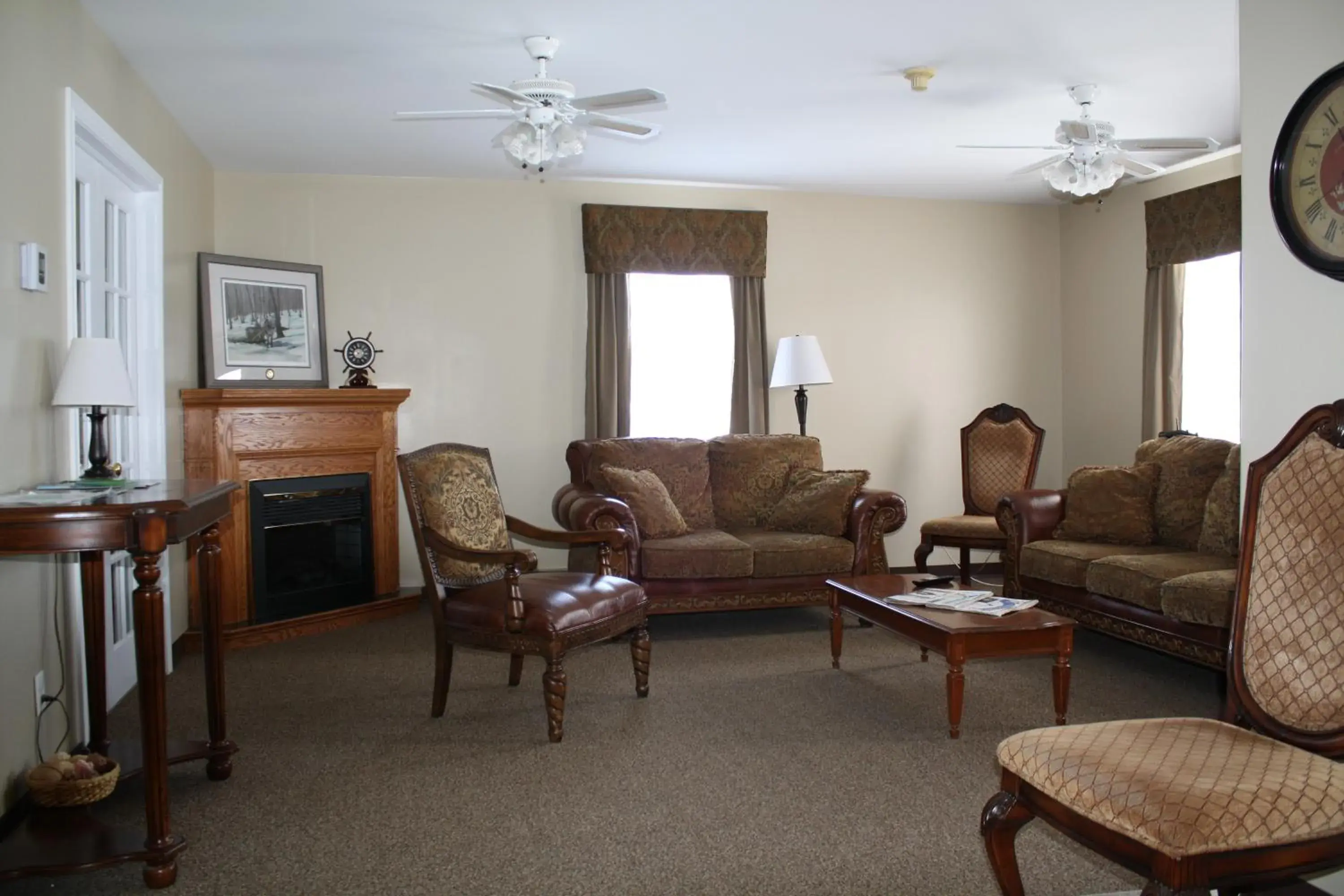 Living room, Seating Area in The Country Inn Motel