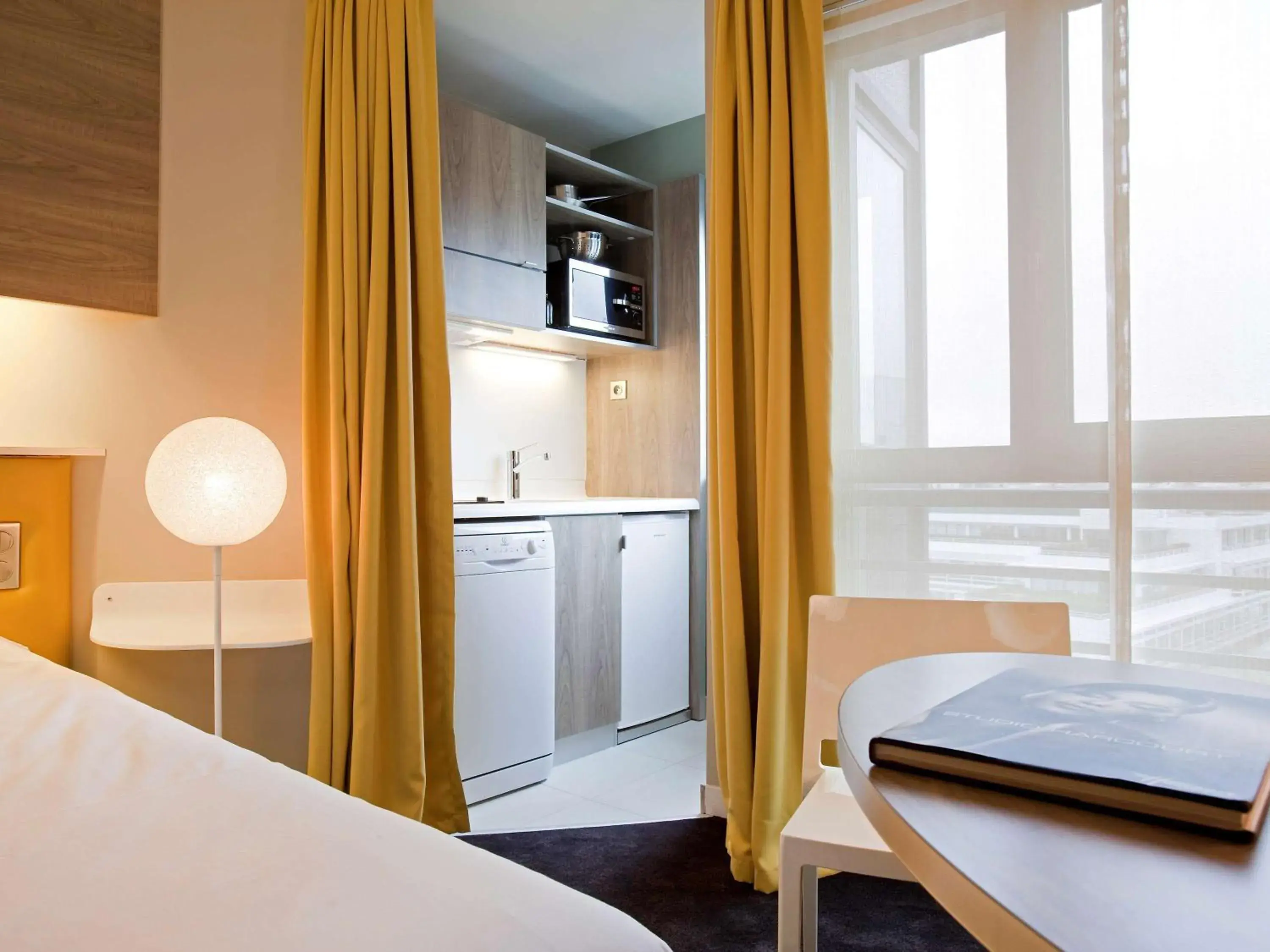 Photo of the whole room, Kitchen/Kitchenette in AppartHotel Mercure Paris Boulogne