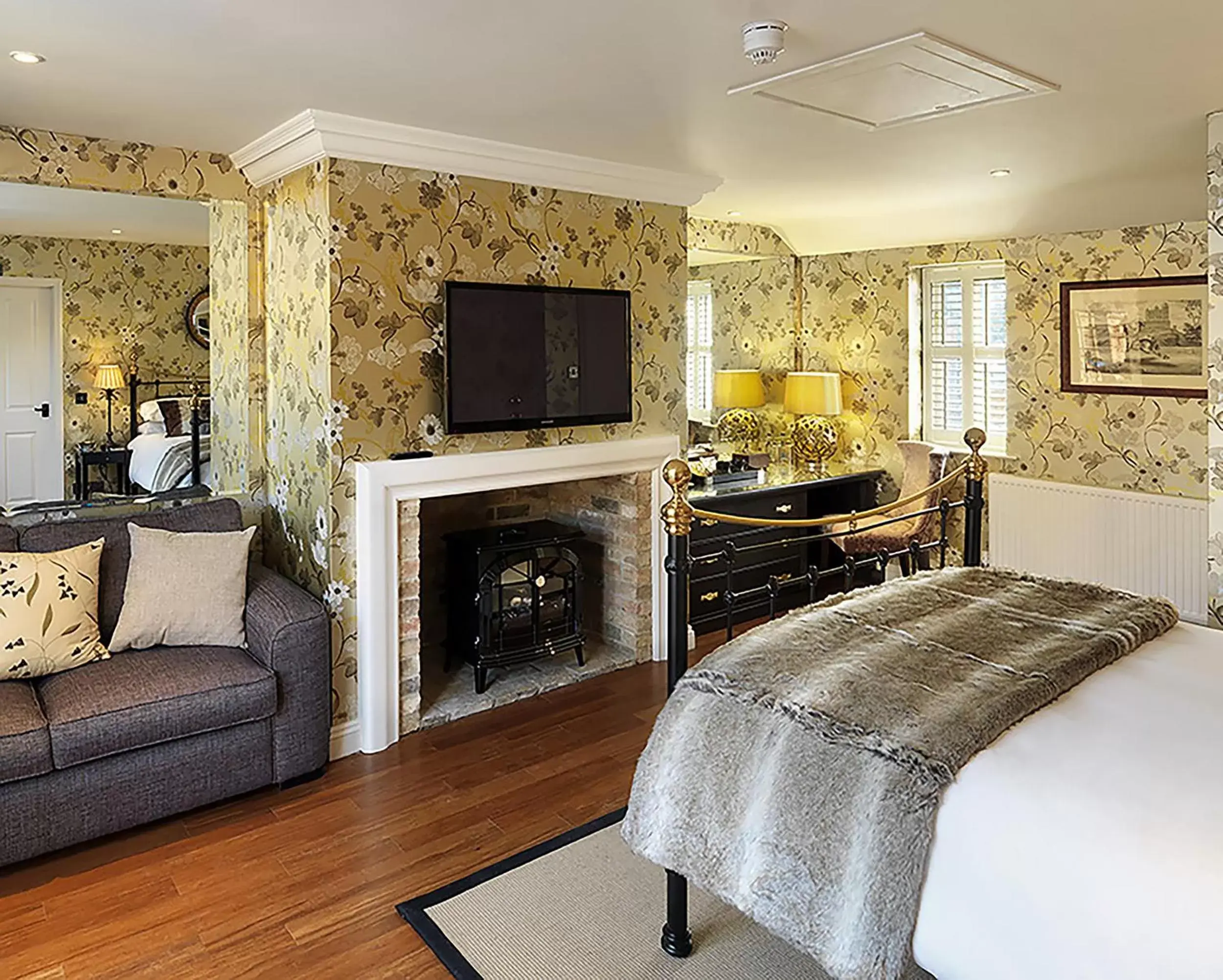 Bedroom, Seating Area in The Crown Inn