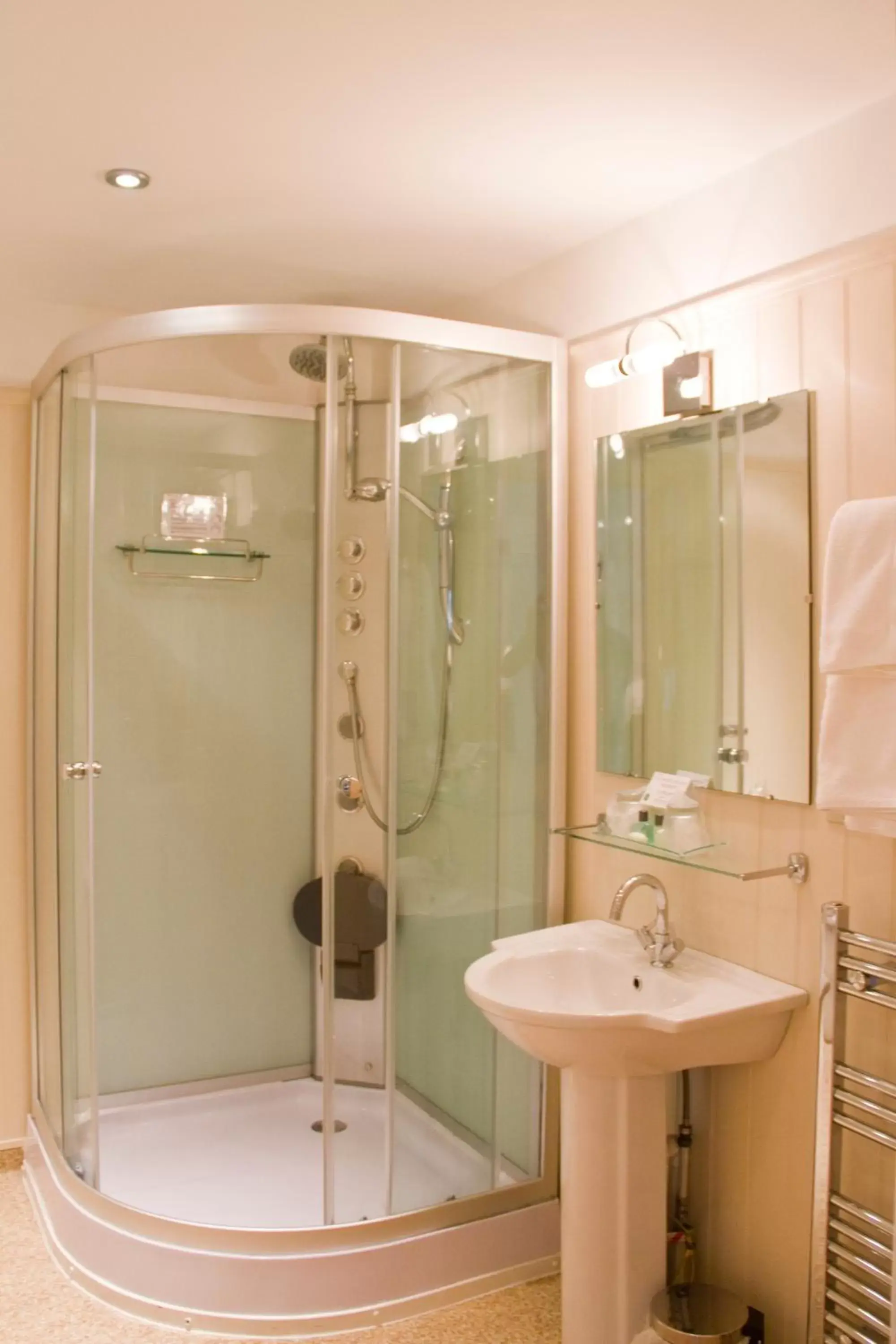 Shower, Bathroom in Duke Of Cornwall Hotel