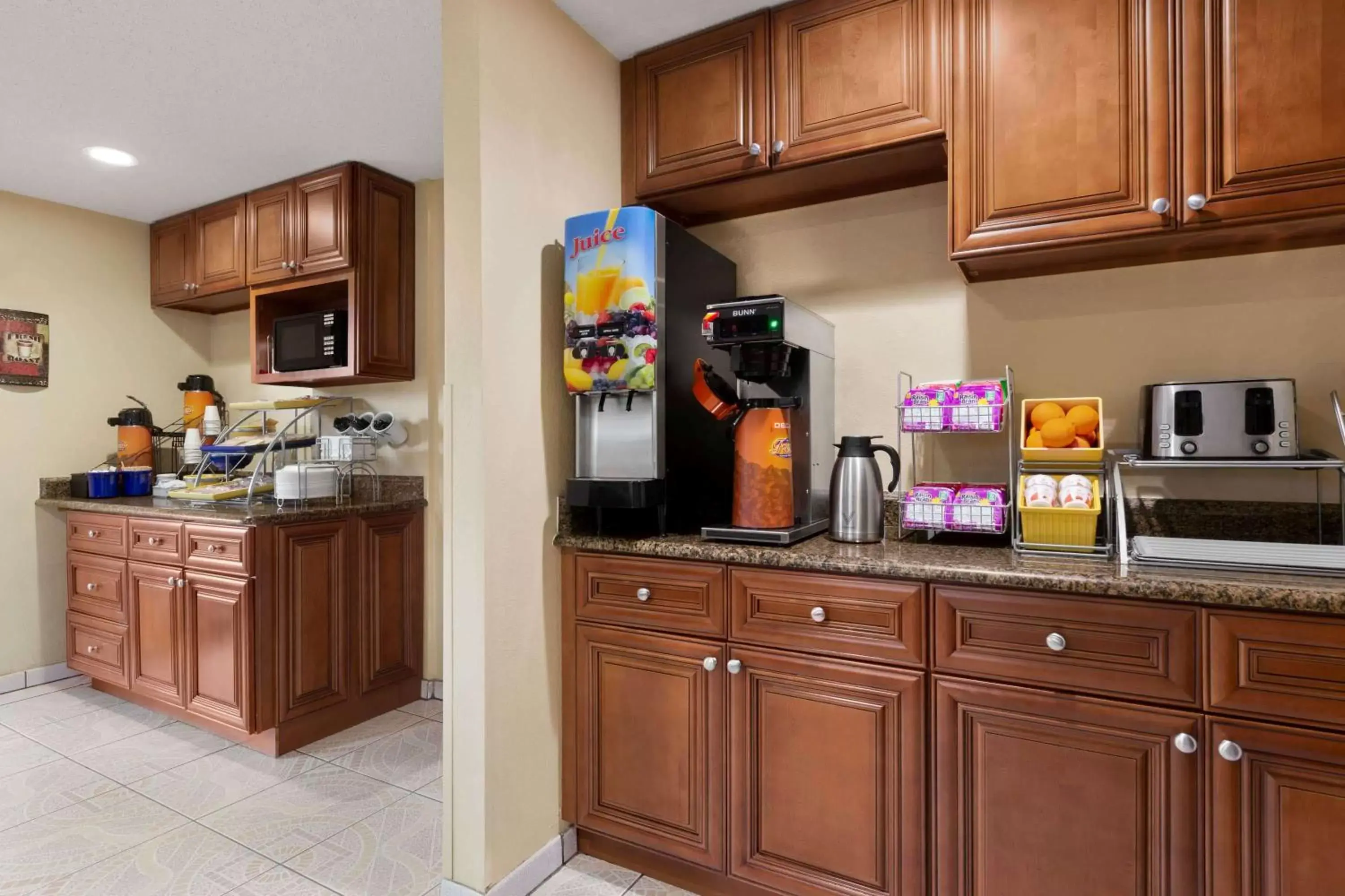 Restaurant/places to eat, Kitchen/Kitchenette in Days Inn by Wyndham Orange Park/Jacksonville