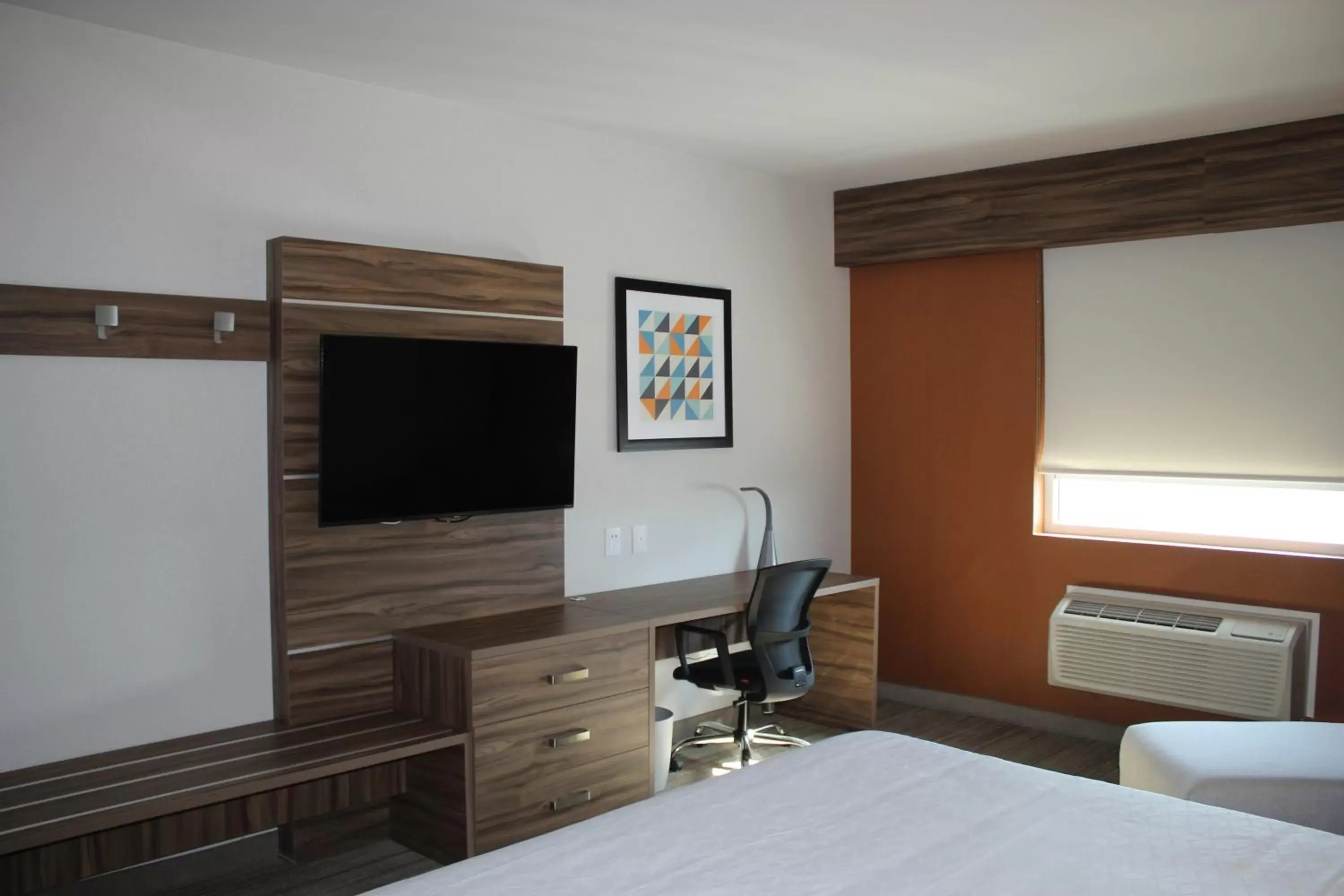 Bed, TV/Entertainment Center in Holiday Inn Express - Monterrey - Fundidora, an IHG Hotel