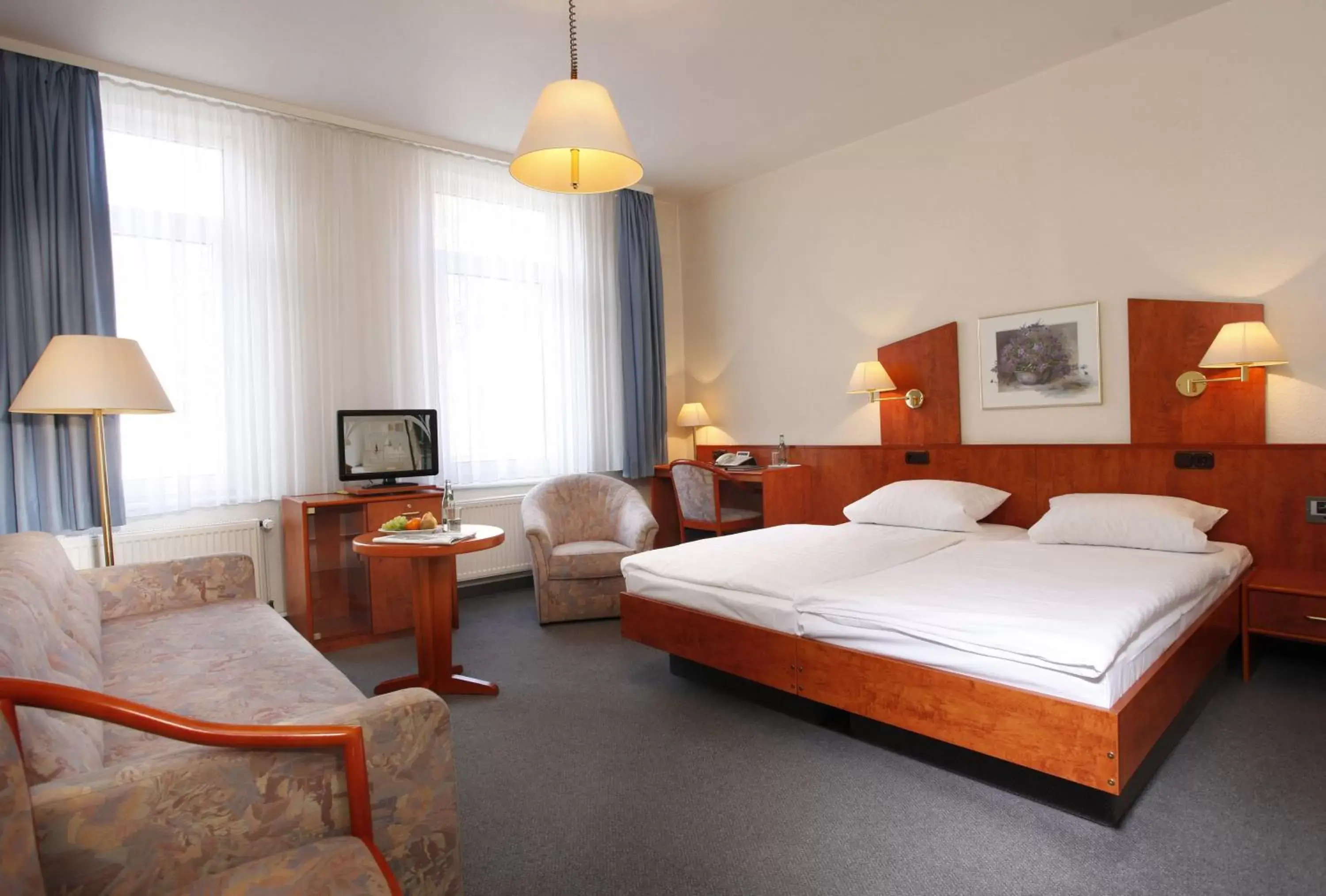 Photo of the whole room, Bed in Hotel Stadt Hannover