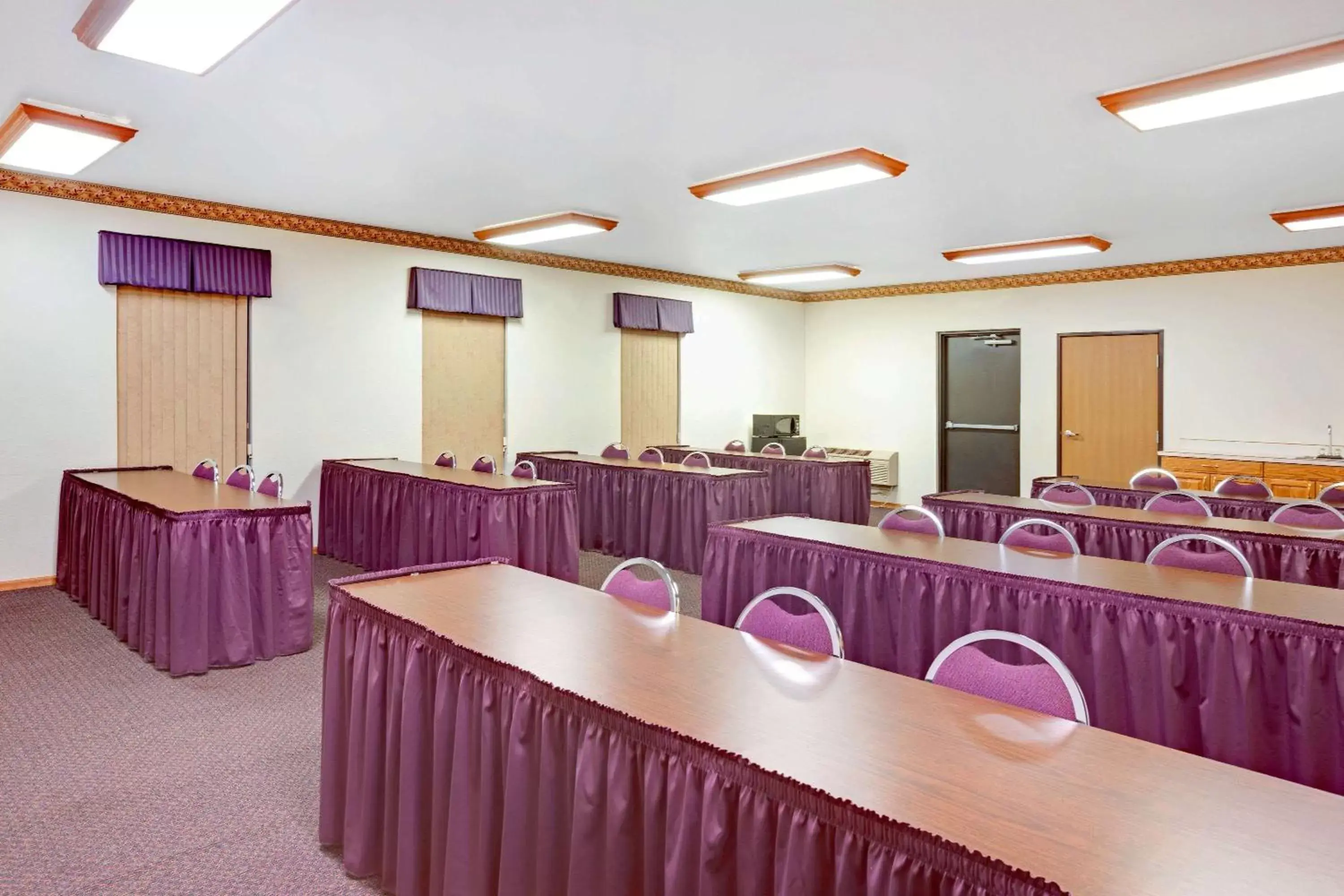 Meeting/conference room in Super 8 by Wyndham Aberdeen East