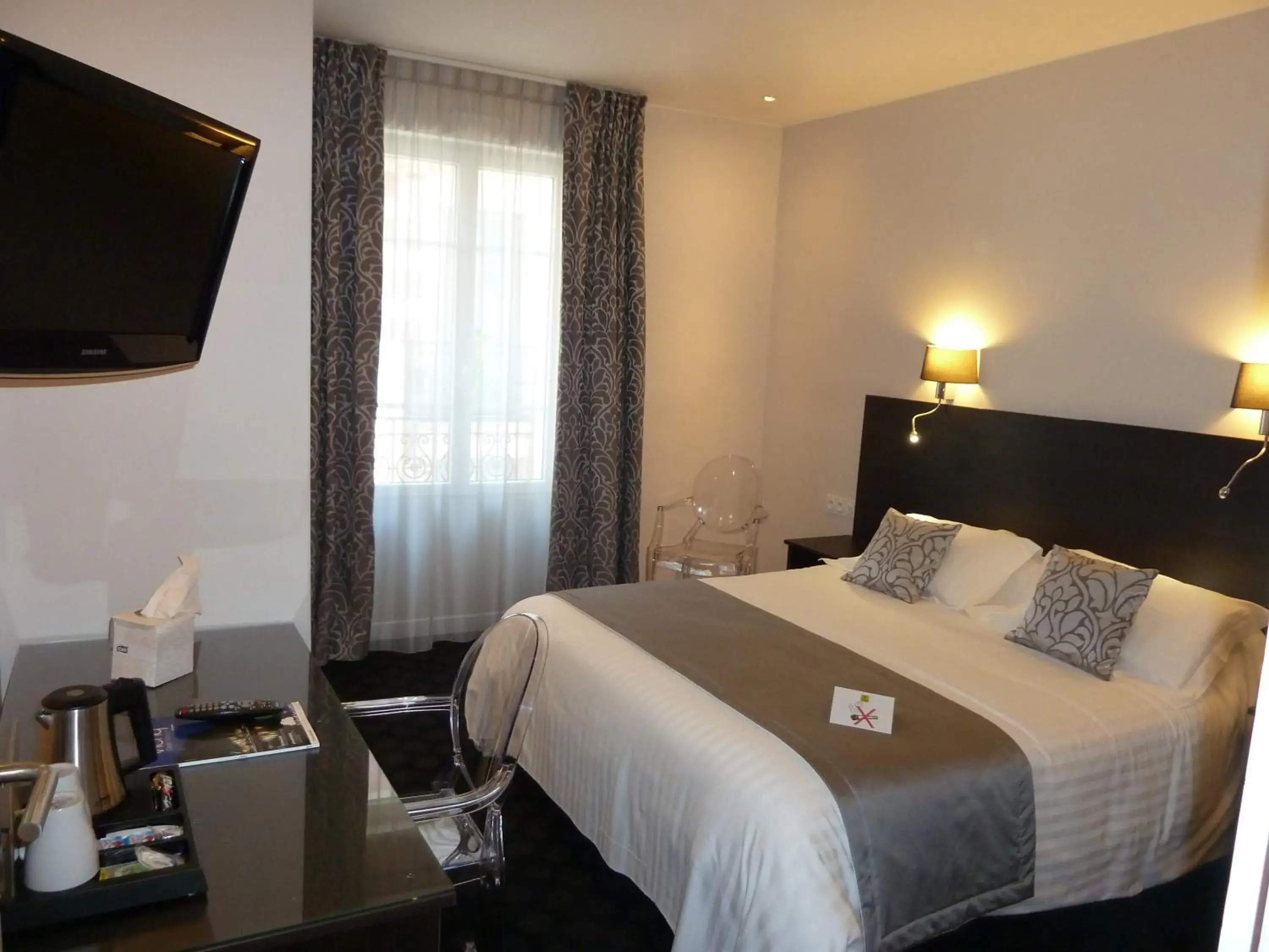 Photo of the whole room, Bed in Logis Le Midland