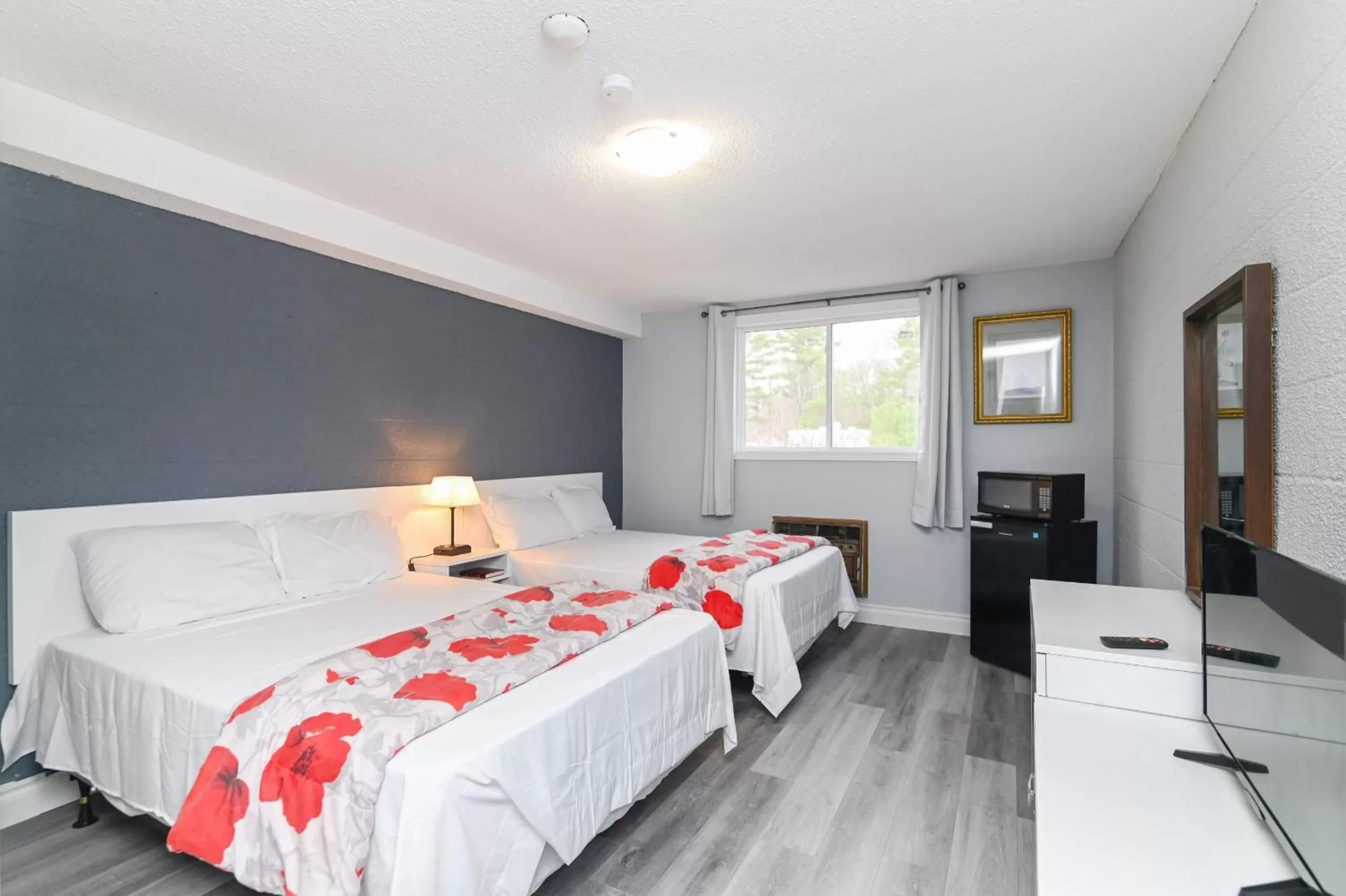 Bedroom, Bed in Lakeside Inn