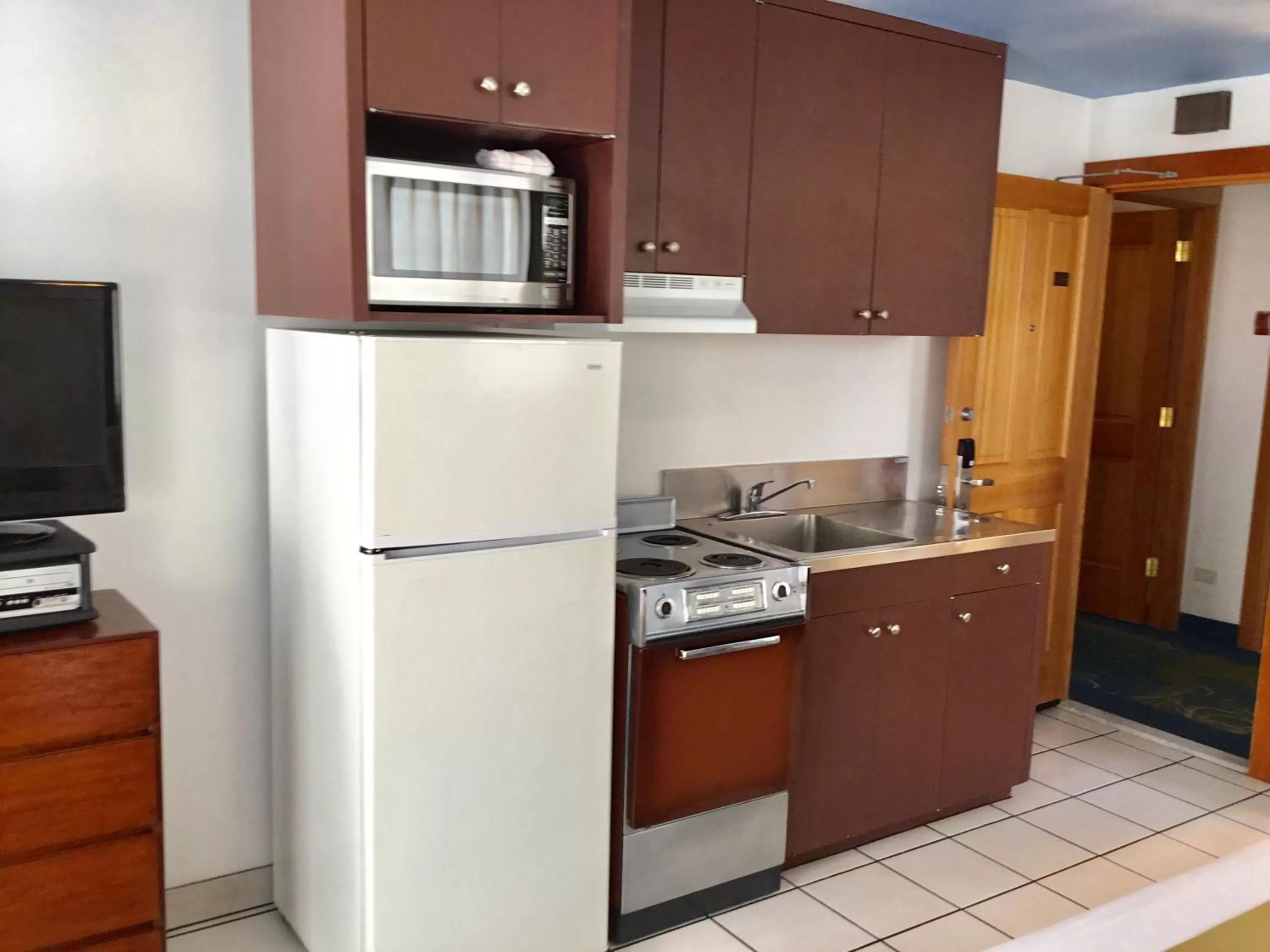Kitchen or kitchenette in Holiday Surf Hotel (with full kitchen)