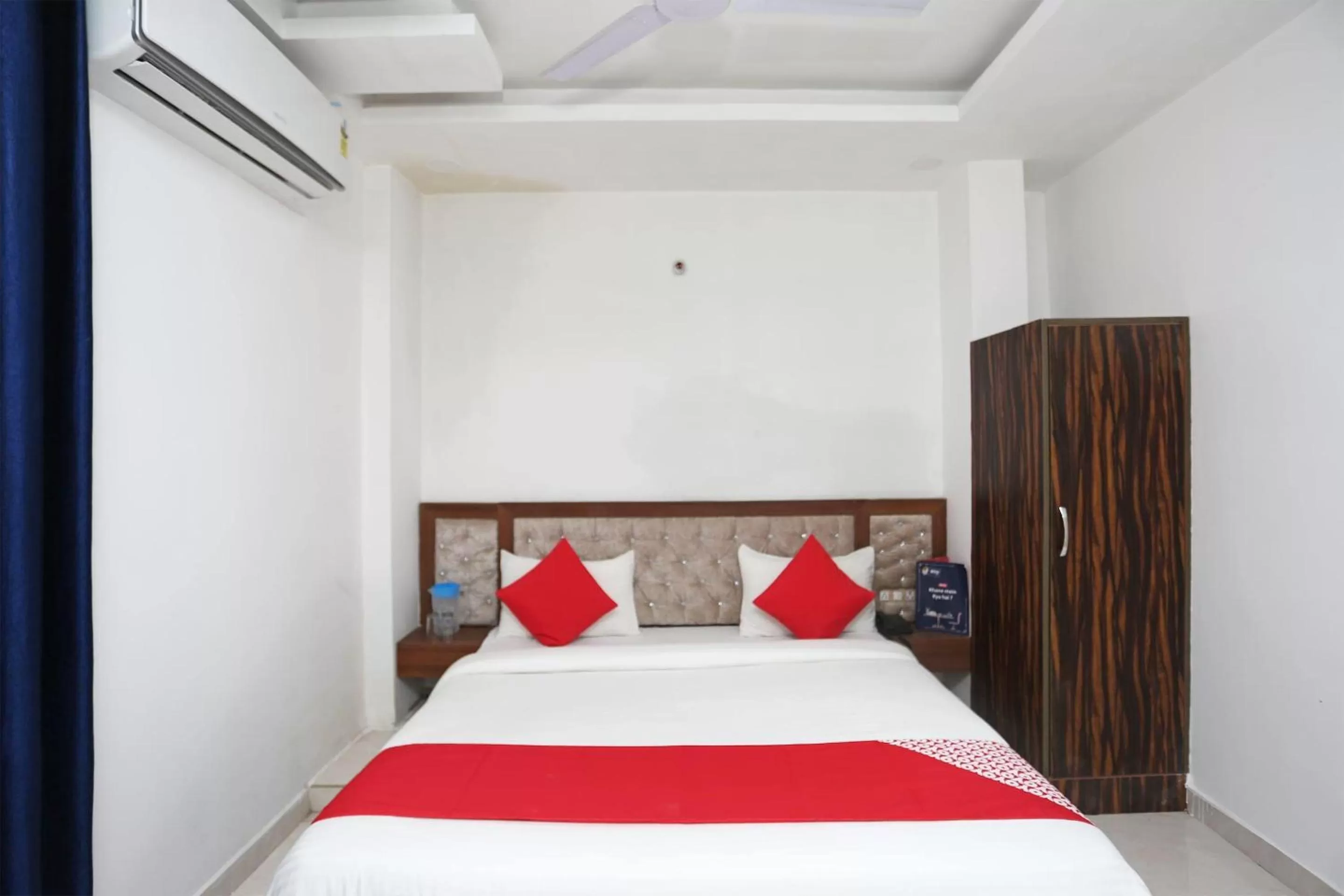 Bedroom, Bed in Super OYO Capital O Hotel Rosewood Inn