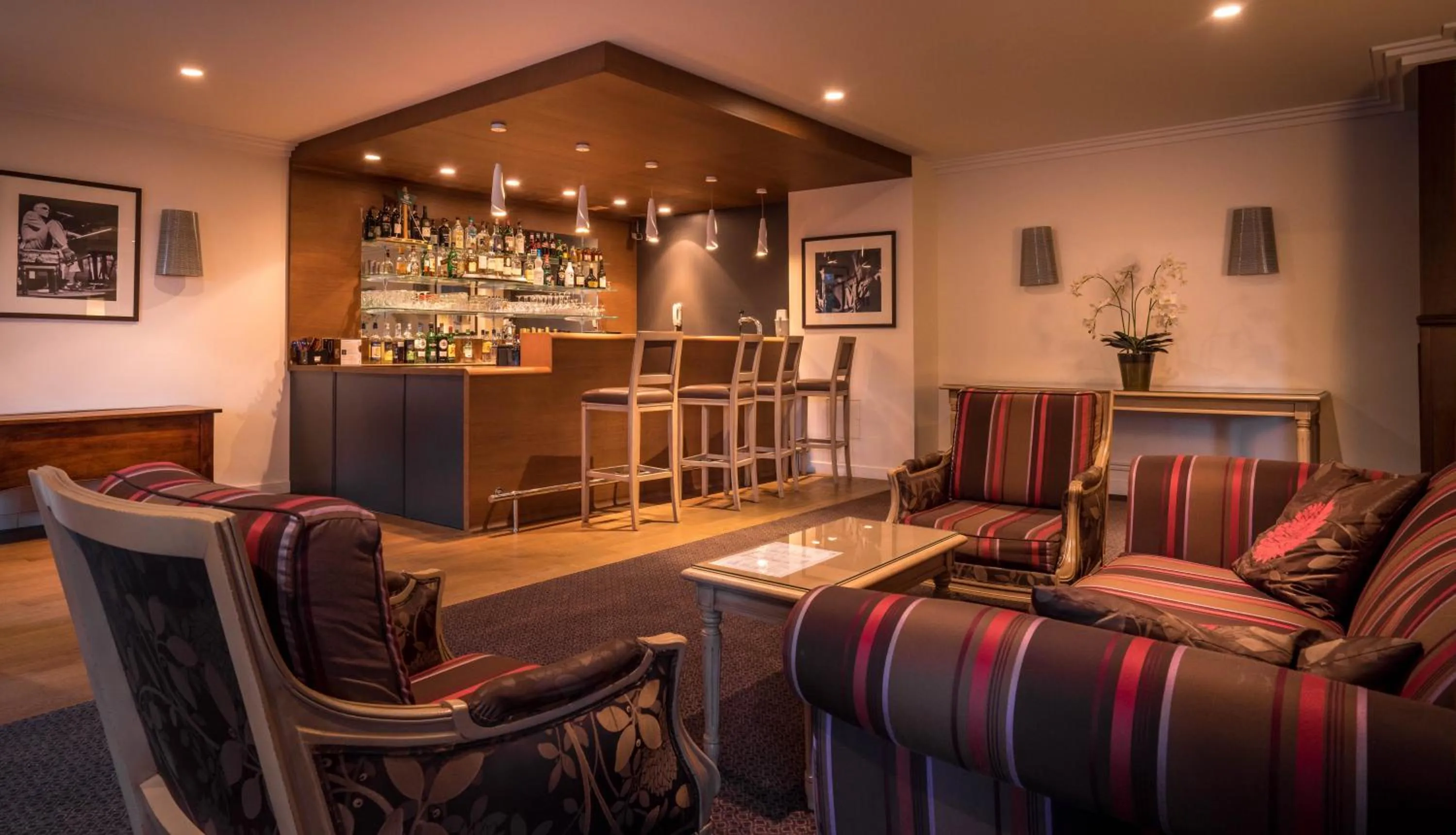 Lounge or bar in Best Western Plus Hostellerie Du Vallon