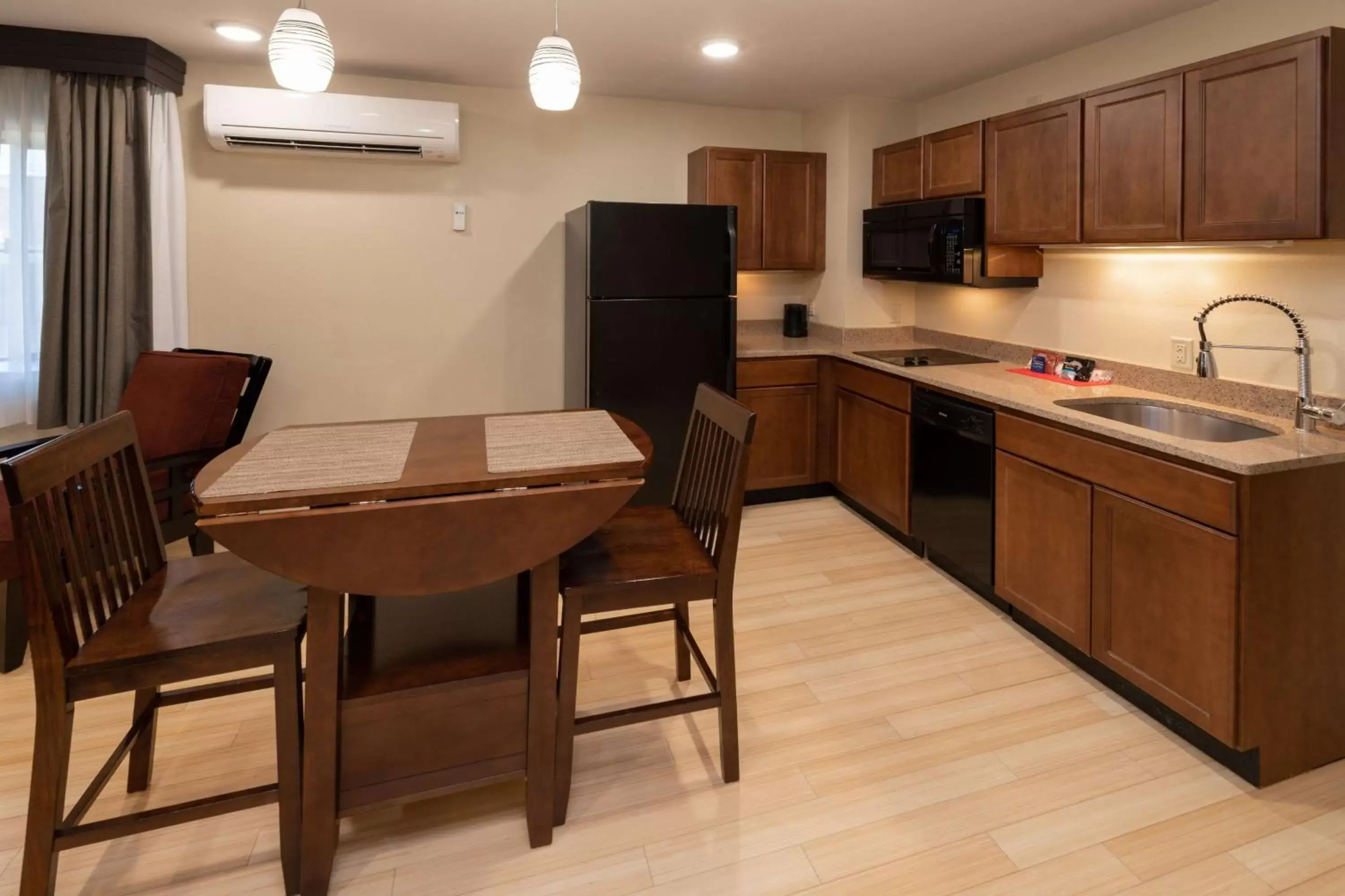 Photo of the whole room, Kitchen/Kitchenette in Best Western Plus Clocktower Inn