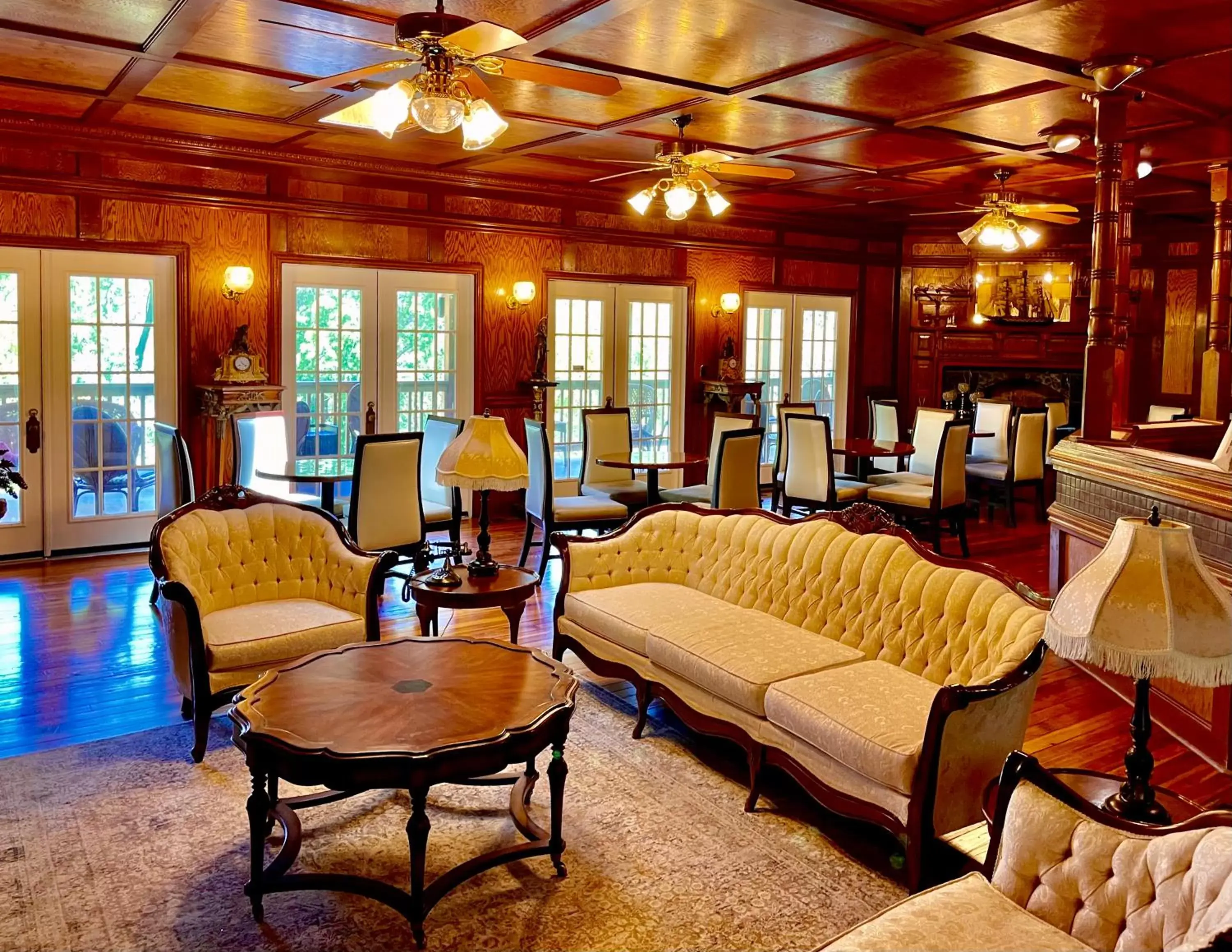 Lounge or bar in Hogan House Bed and Breakfast at Rose Hill