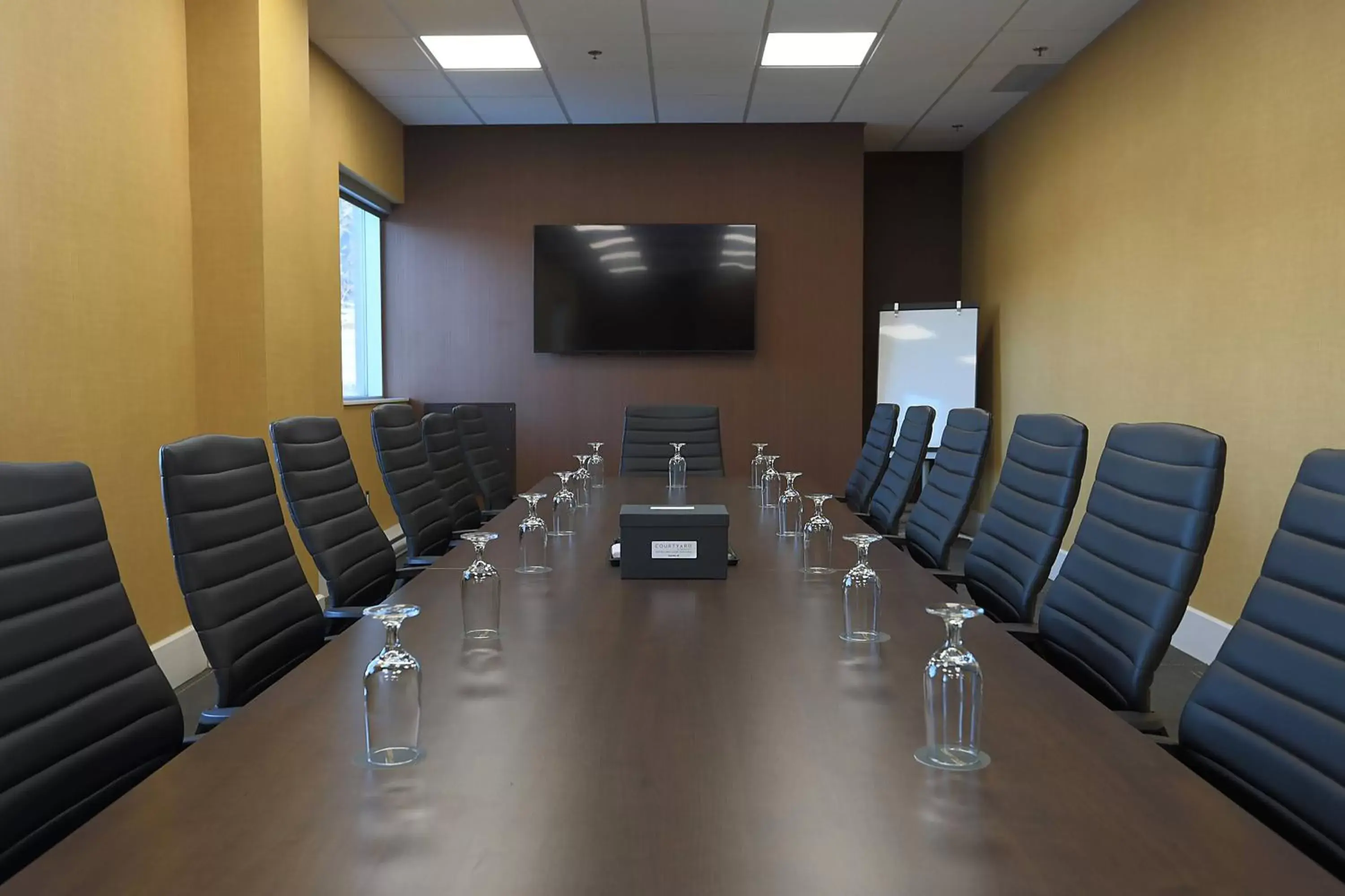 Meeting/conference room in Courtyard by Marriott Montreal West Island/Baie D’Urfe