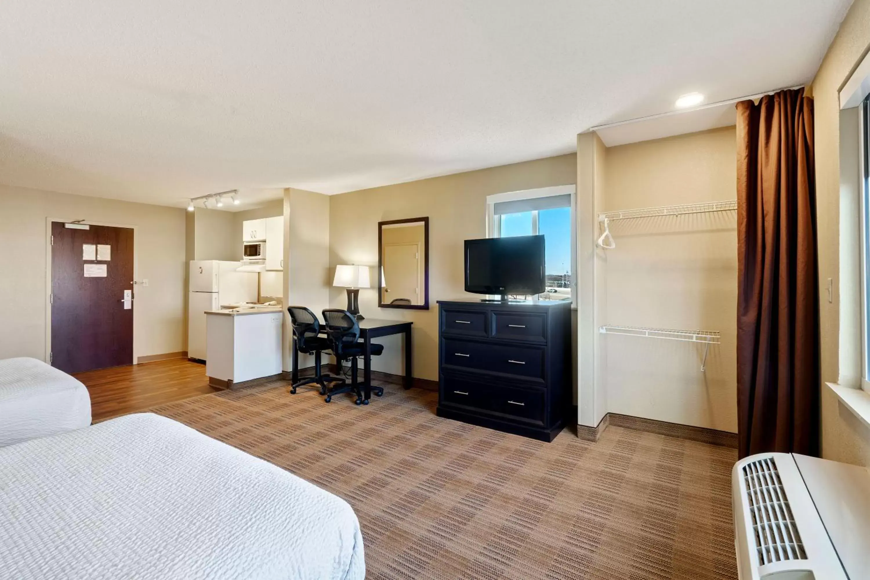 Bed, TV/Entertainment Center in Extended Stay America Suites - Washington, DC - Springfield