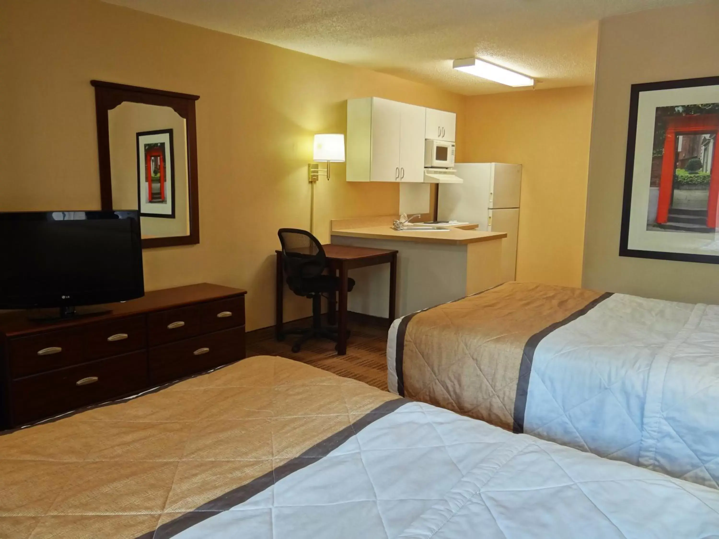 Bed in Extended Stay America Suites - Sacramento - White Rock Rd