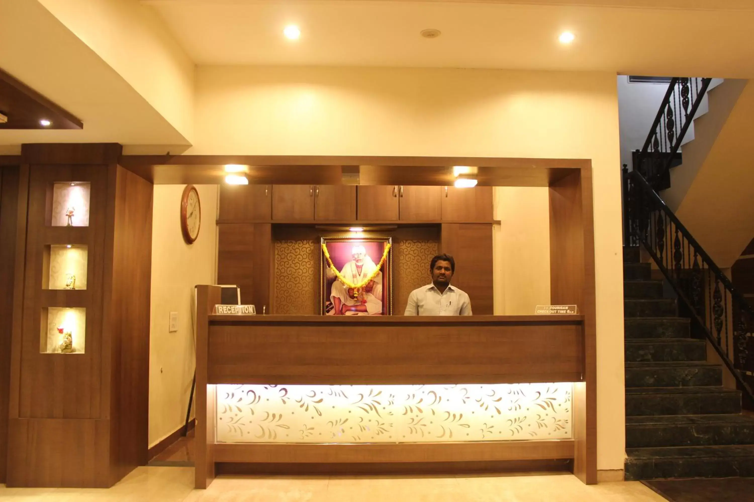 Lobby or reception in Hotel Laxmibai Palace- Only 300 miter from Sai Baba Temple!!!! Lobby or reception in Hotel Laxmibai Palace- Only 300 miter from Sai Baba Temple!!!!