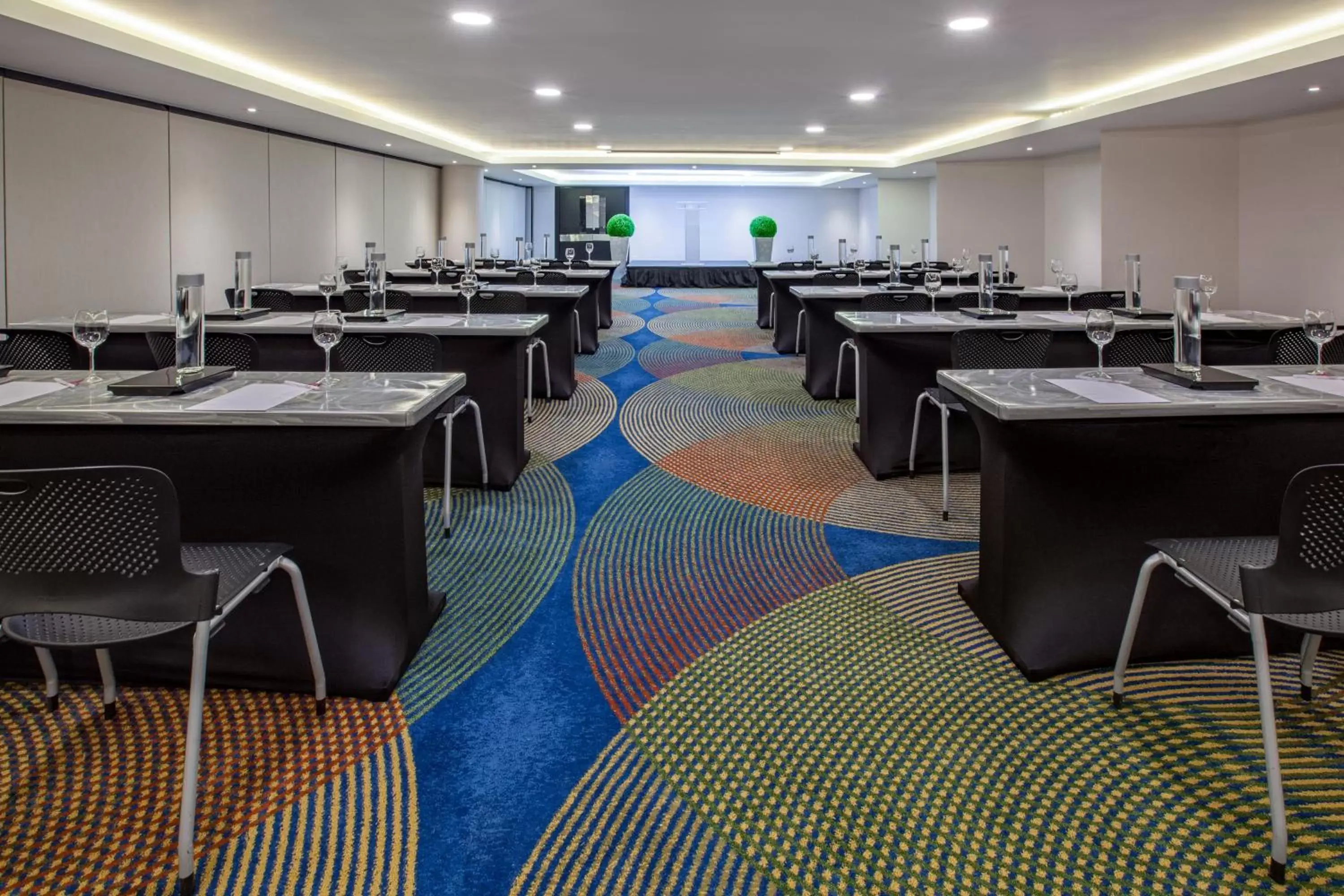 Meeting/conference room, Restaurant/Places to Eat in Crowne Plaza Santo Domingo, an IHG Hotel