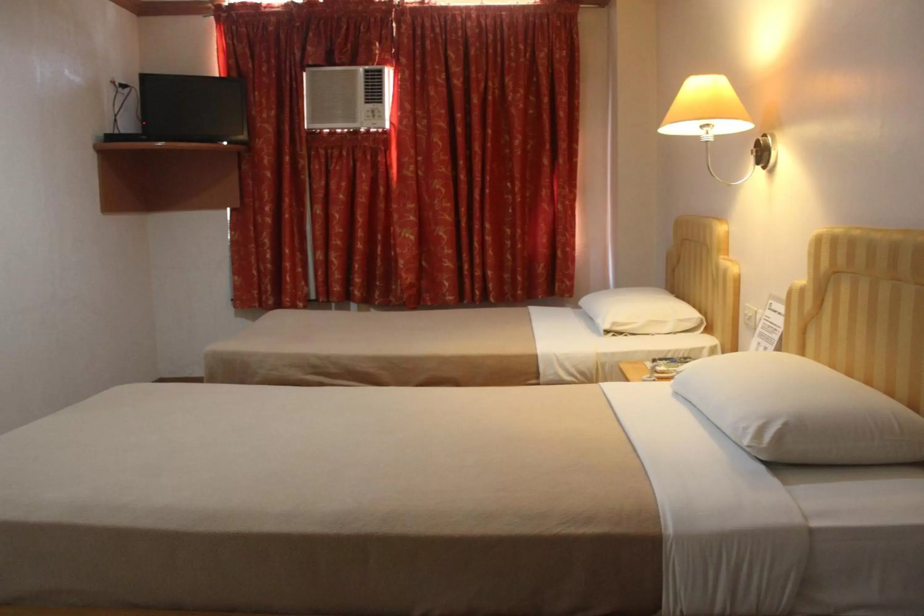 Bathroom, Bed in Elegant Circle Inn