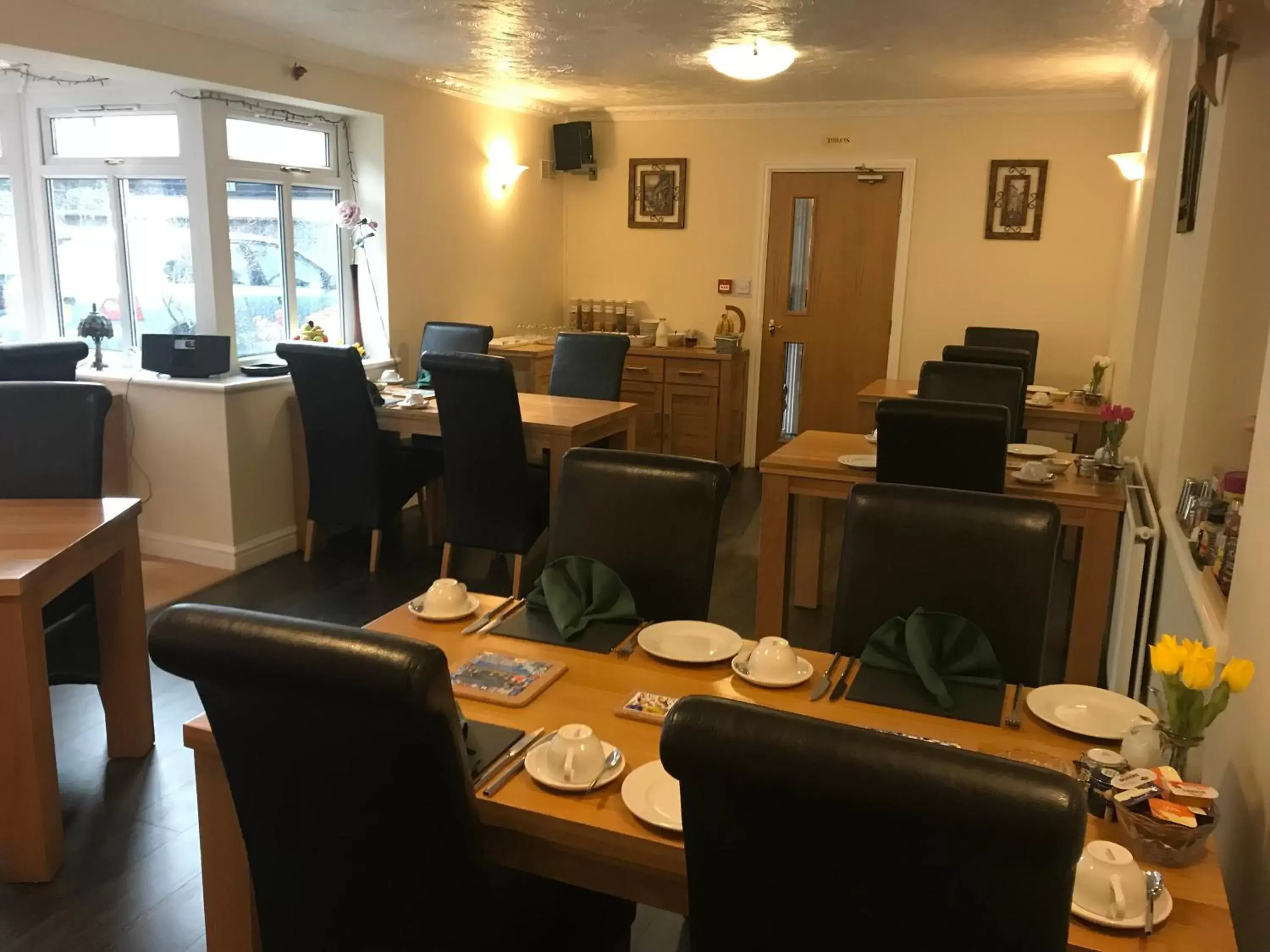 Restaurant/Places to Eat in Bron Menai Guest House