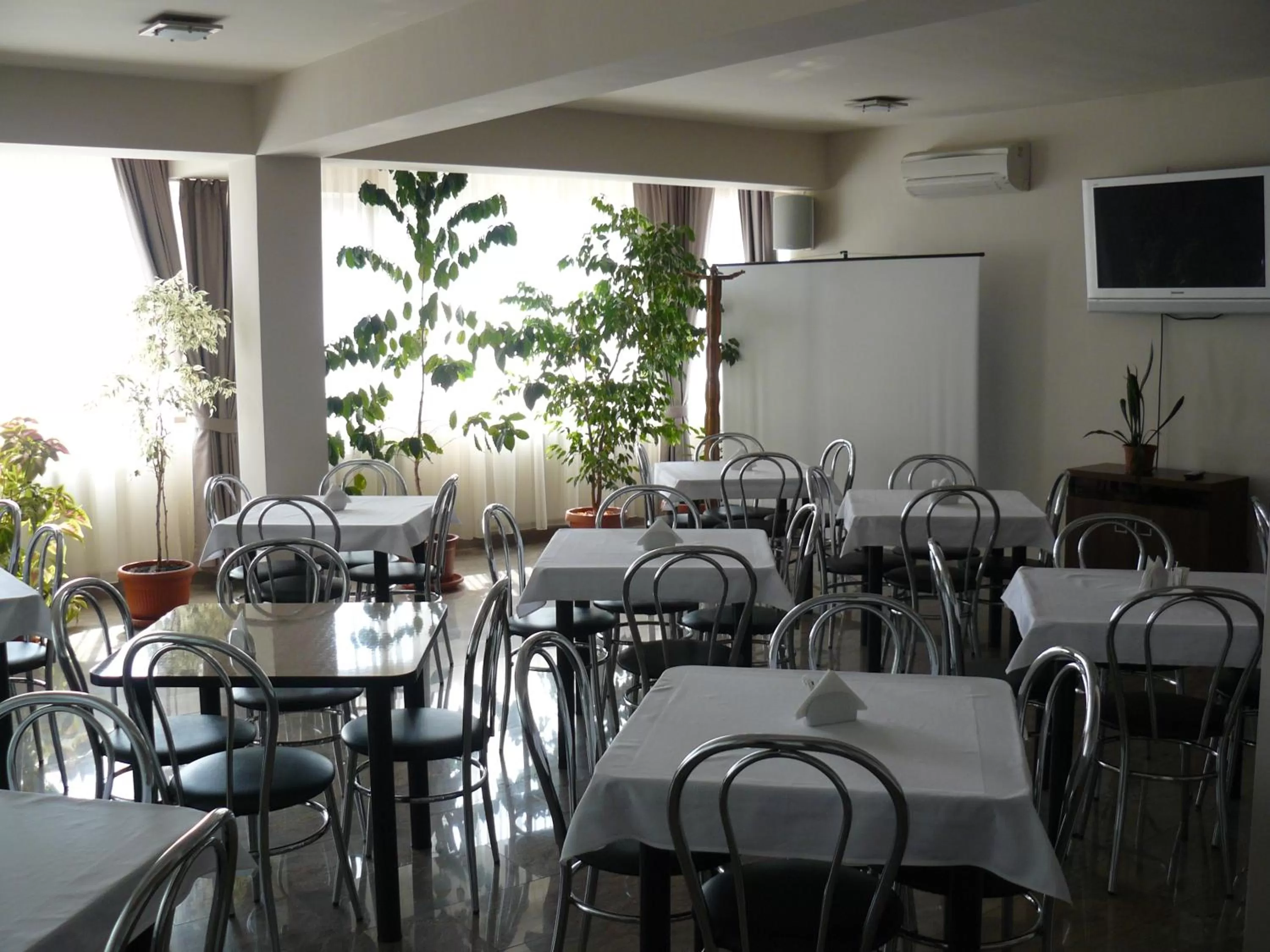 Restaurant/places to eat in Euro House Hotel