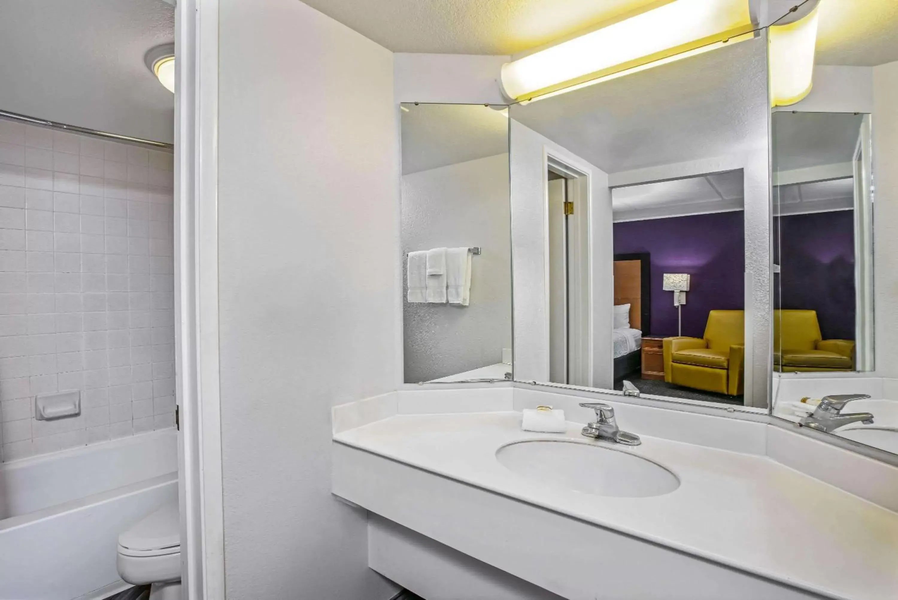 Bathroom in La Quinta Inn by Wyndham Sacramento North
