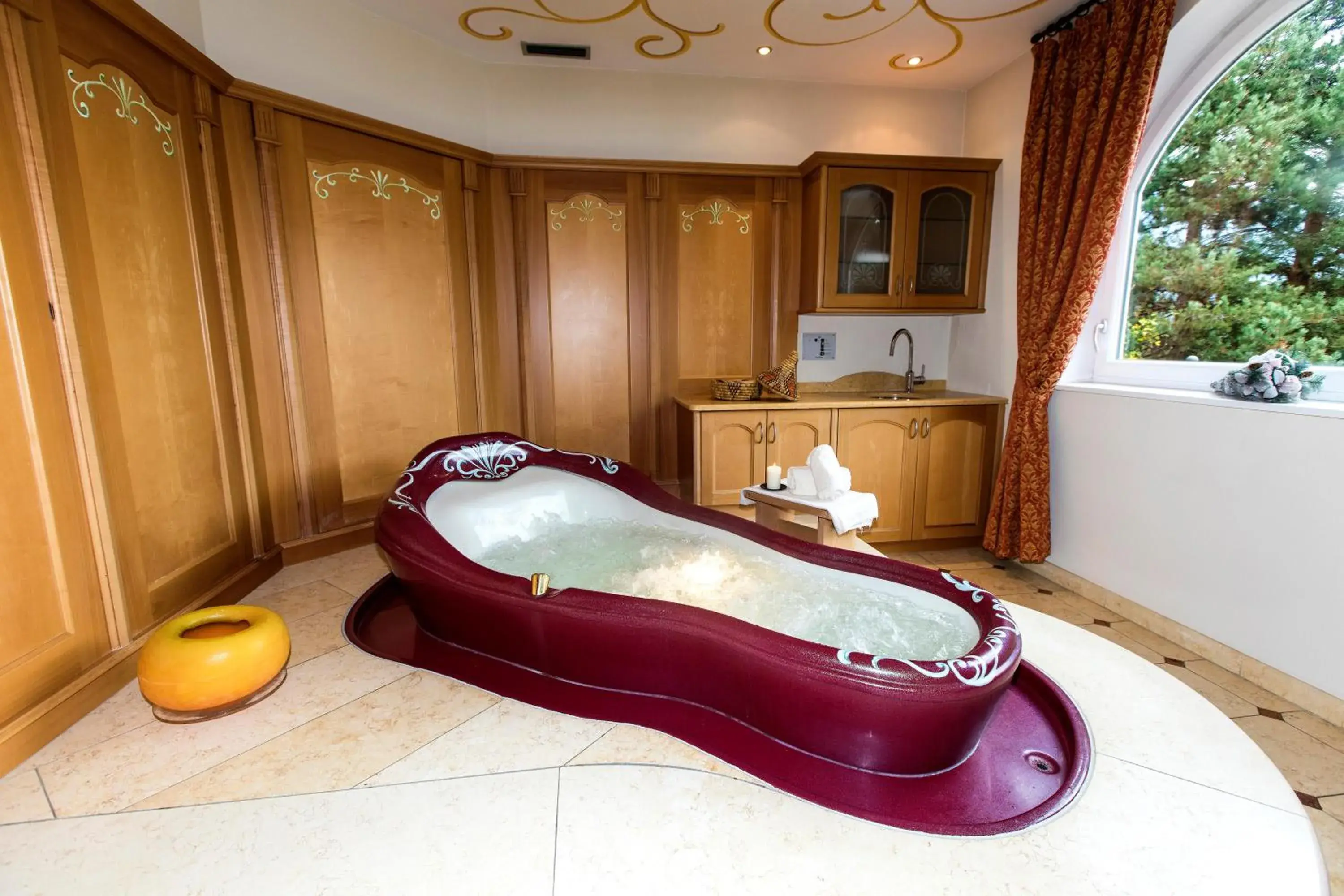 Hot Tub in Hotel Lagorai Resort & Spa