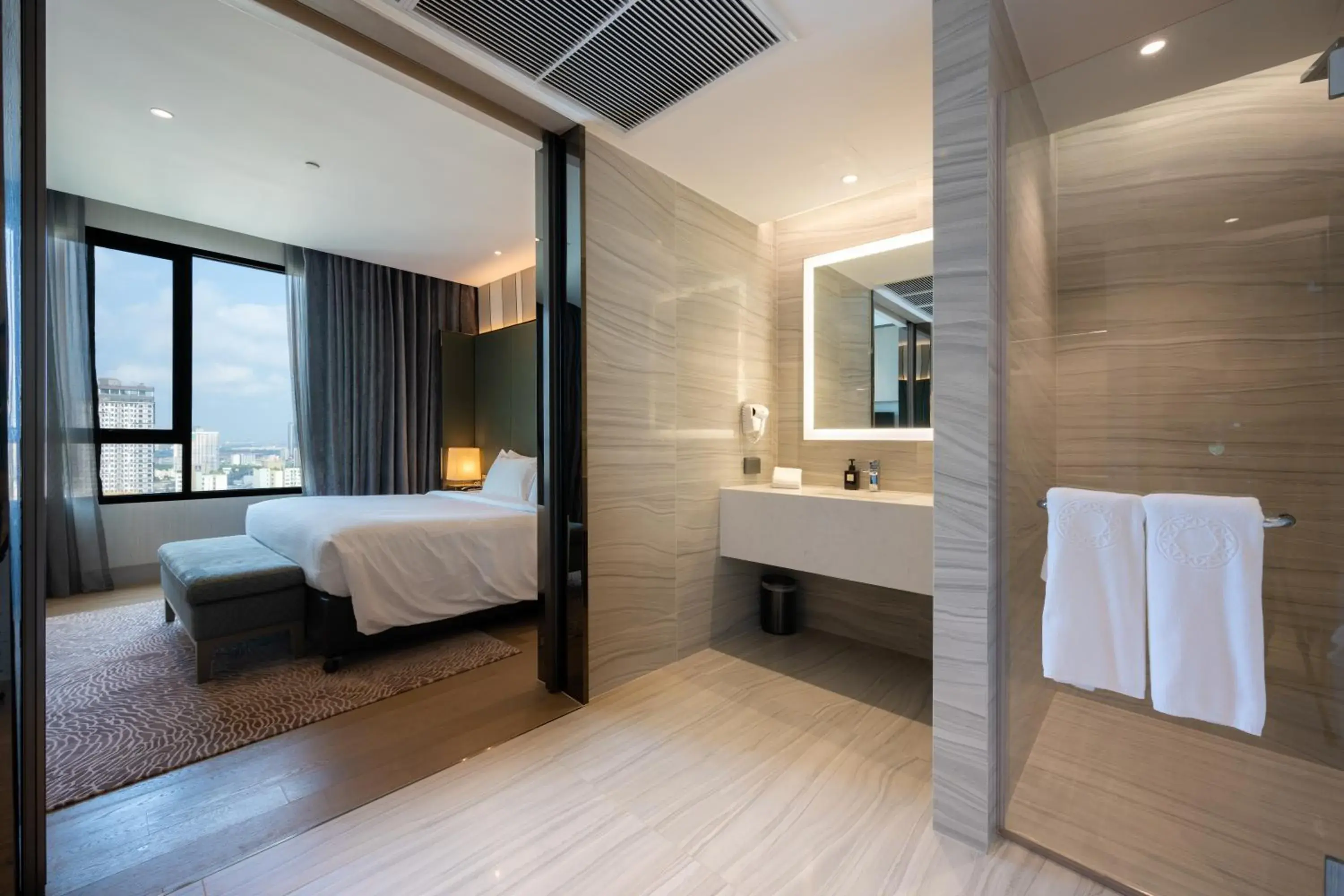 Bed, Bathroom in Grand Richmond Stylish Convention Hotel
