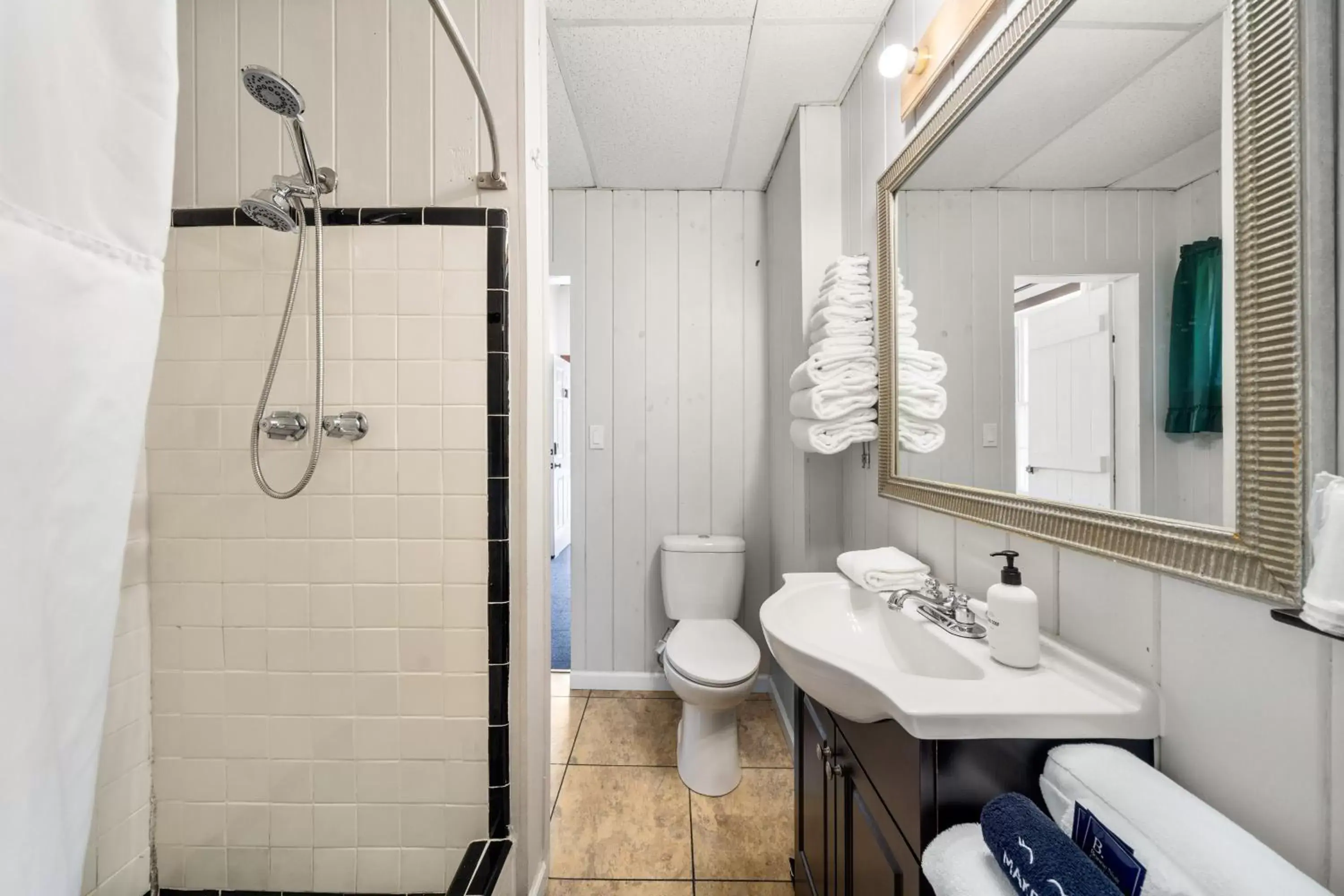 Shower, Bathroom in CedarWood Inn