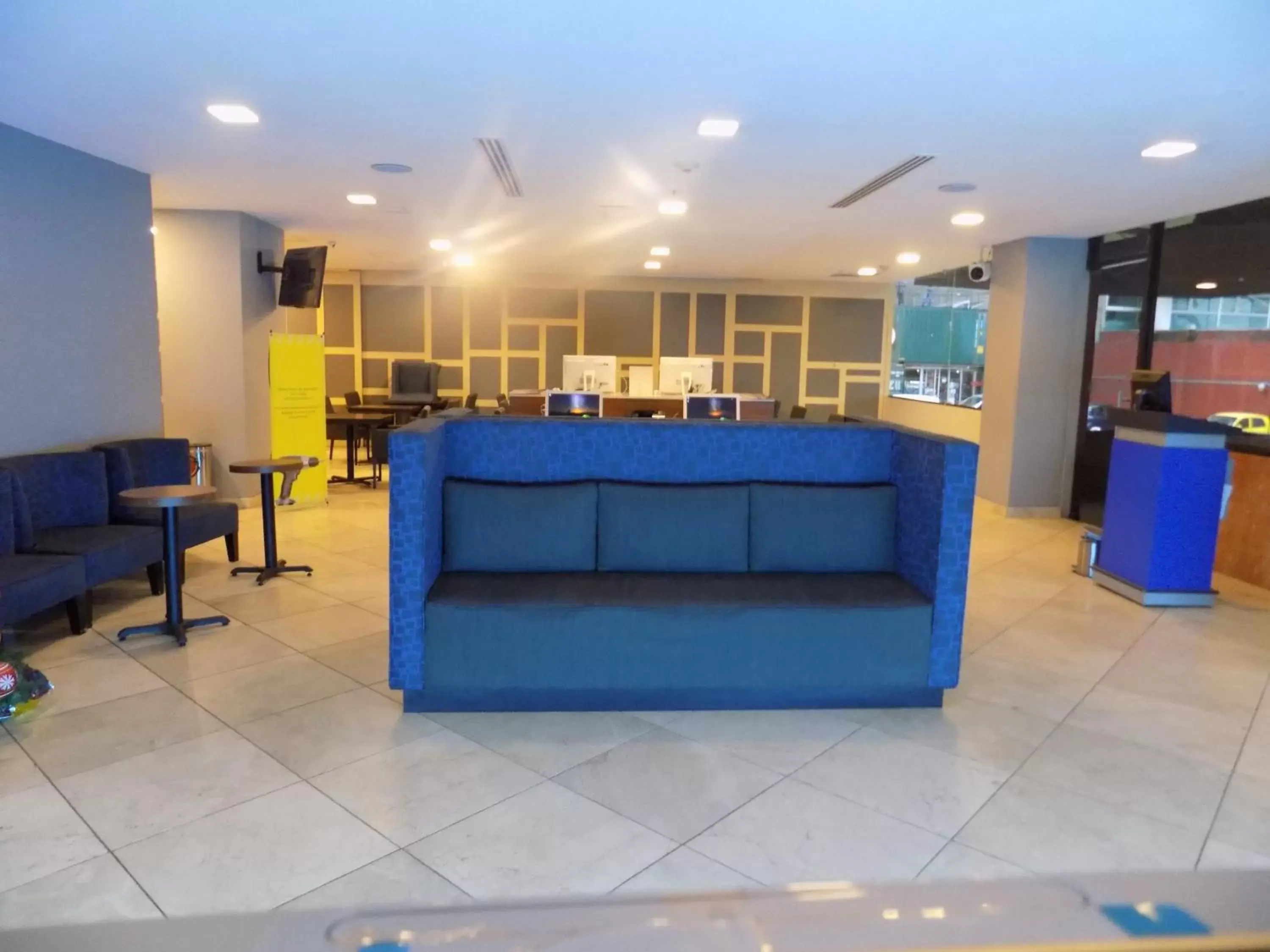 Lobby or reception, Lounge/Bar in Holiday Inn Express Mexico Santa Fe, an IHG Hotel
