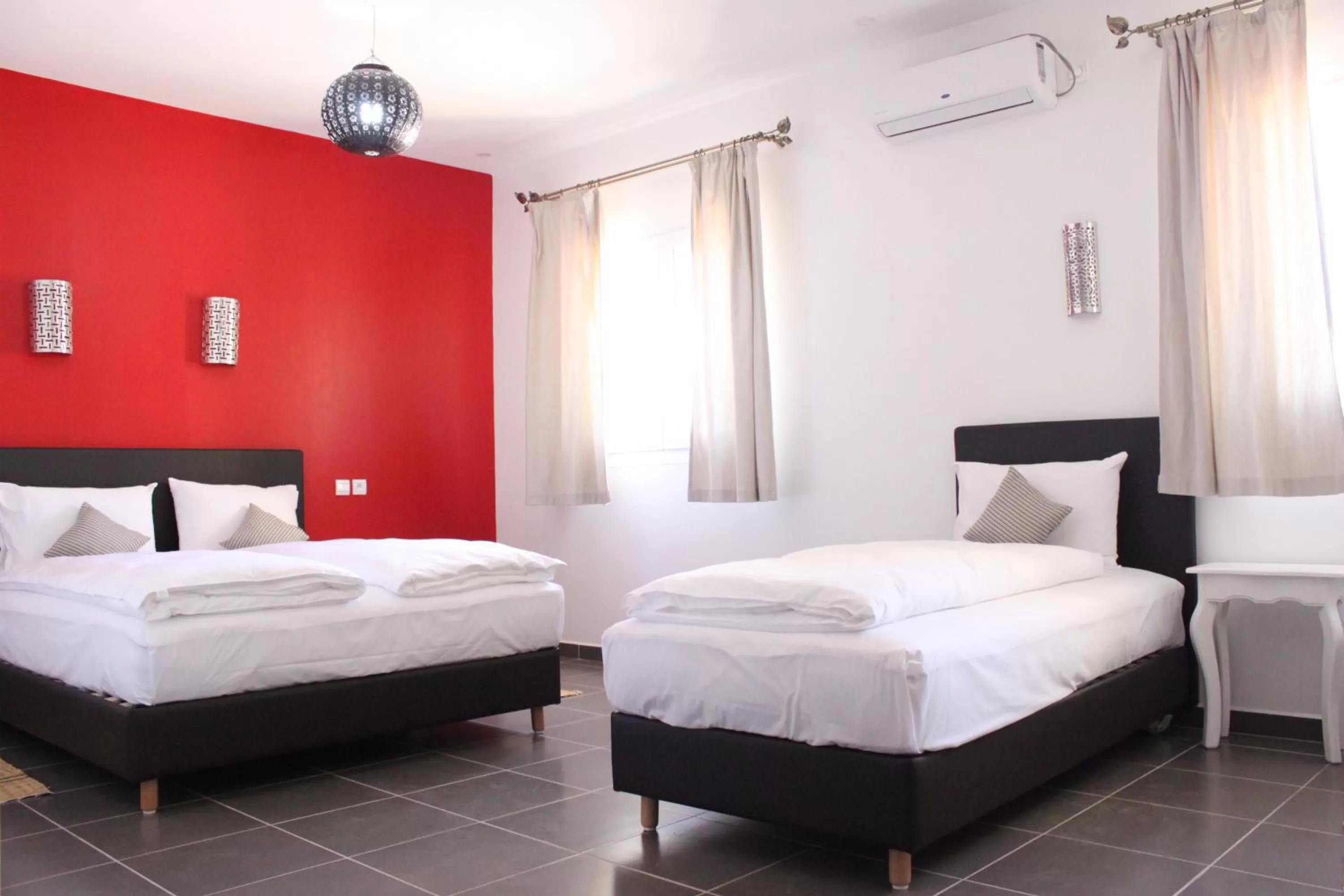 Photo of the whole room, Bed in Auberge Tinit