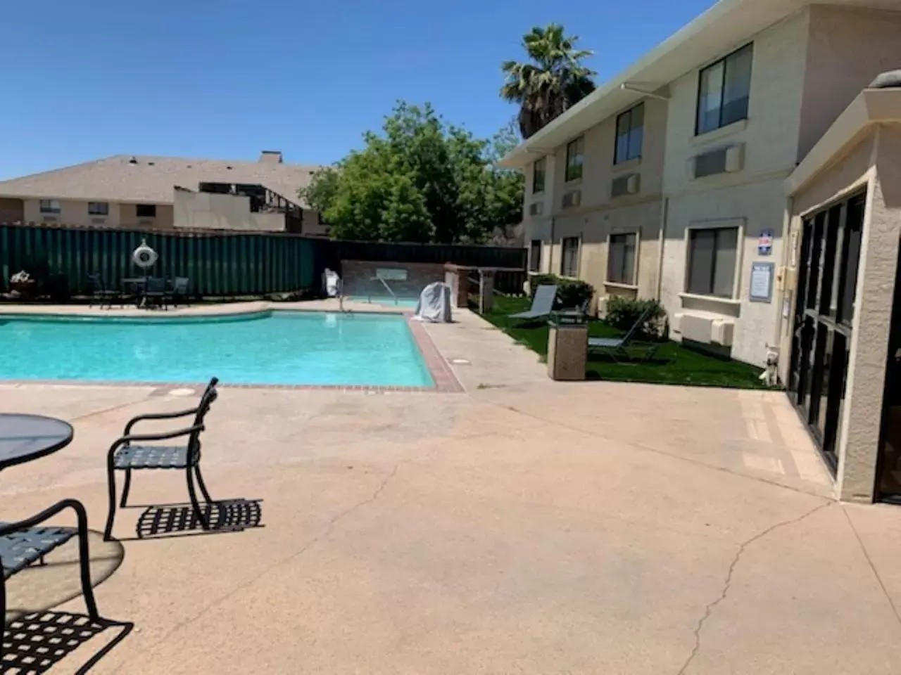 Swimming Pool in Modesto Hotel - Gateway to Yosemite