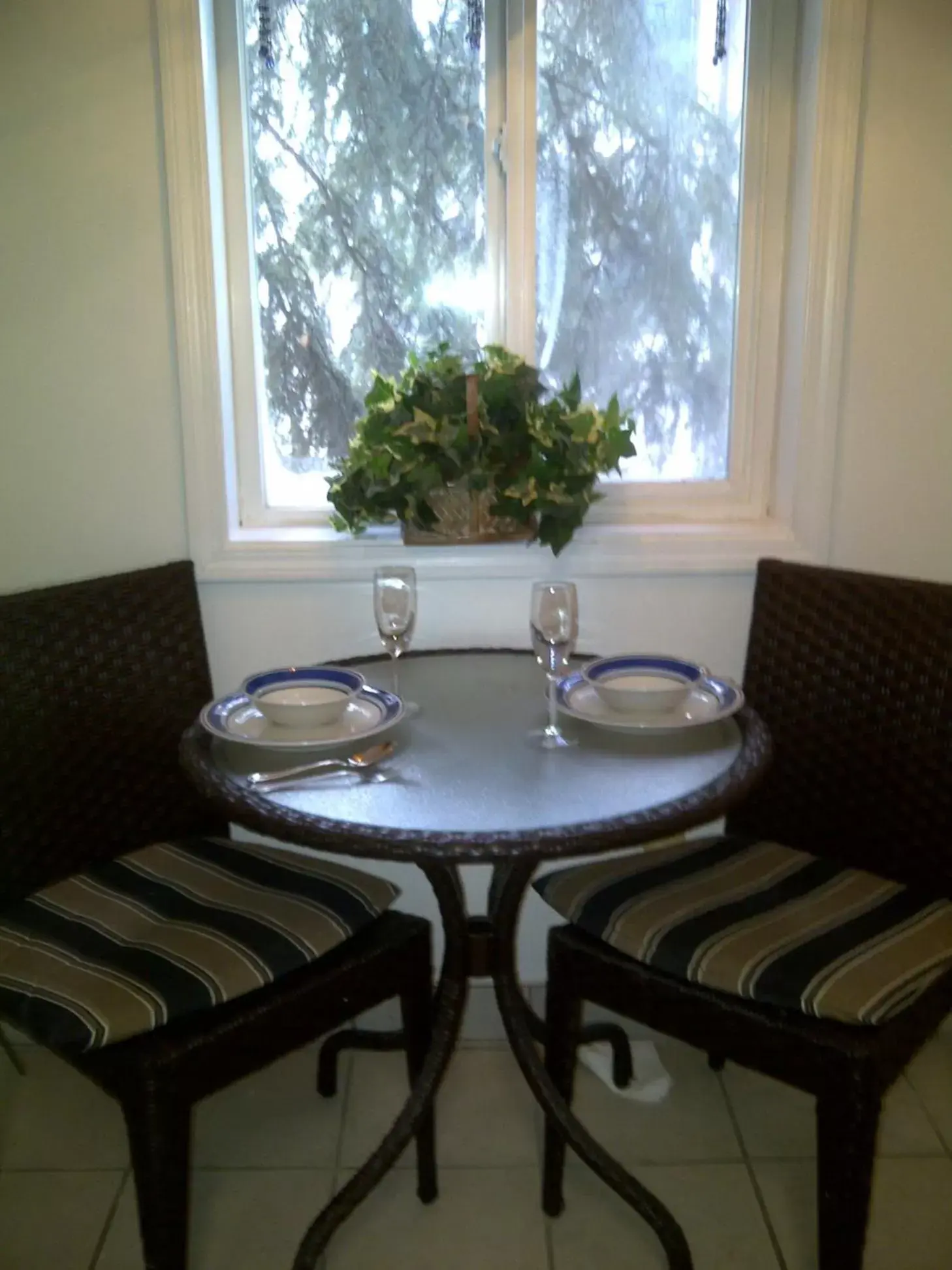 Kitchen or kitchenette, Seating Area in Abbey Archway Inn