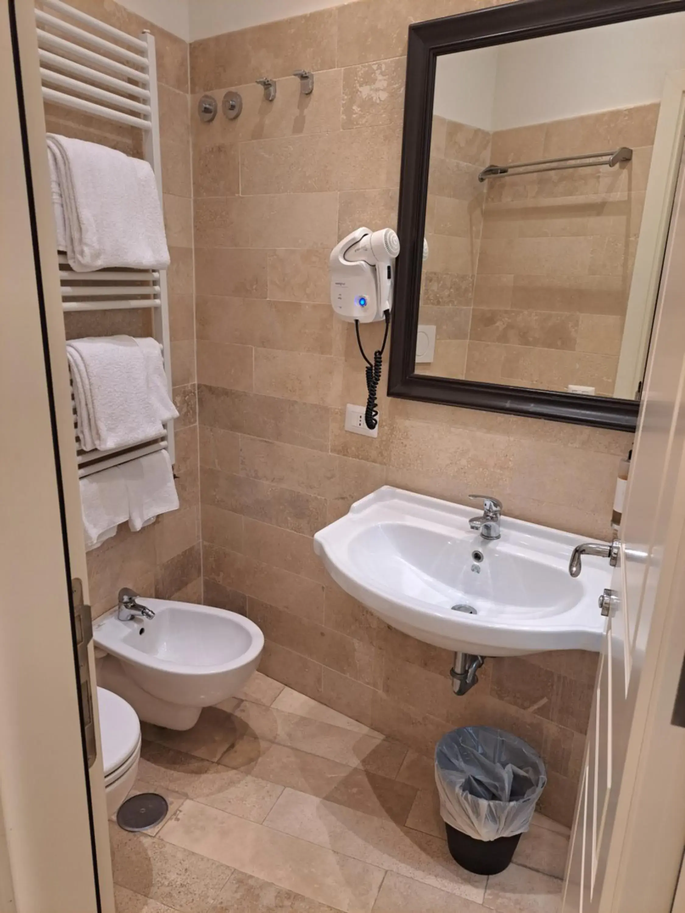 Shower, Bathroom in Hotel dei Quiriti Suite