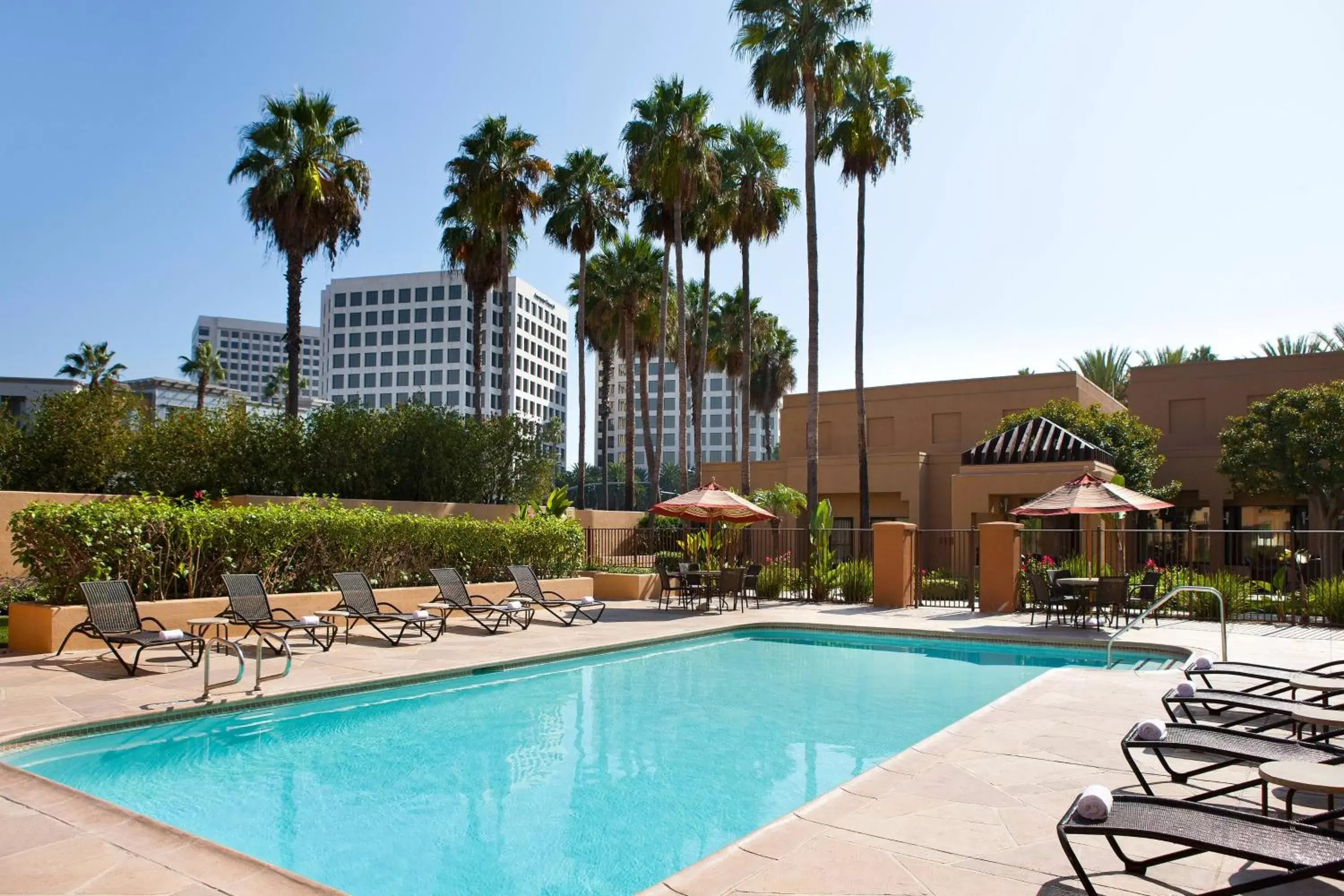 Swimming Pool in Courtyard Irvine John Wayne Airport/Orange County