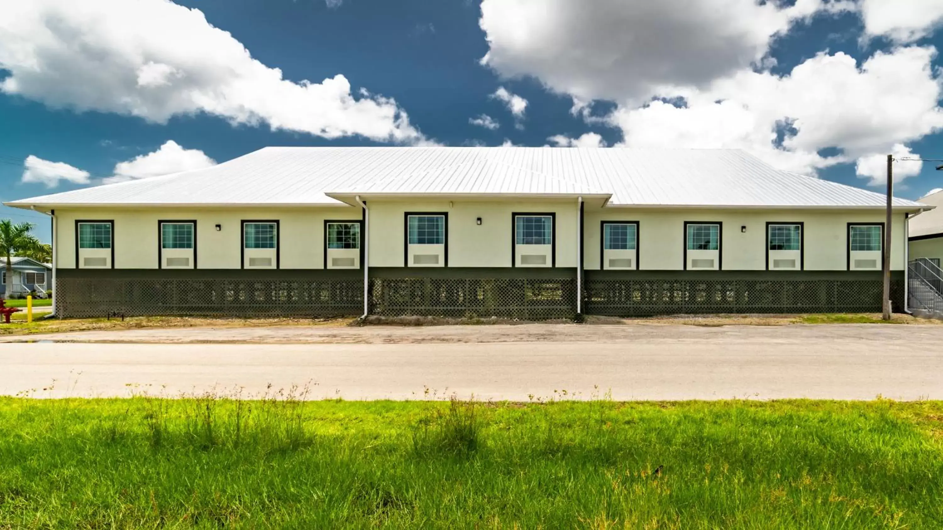 Property Building in Everglades Adventures Hotel Suites by Ivey House