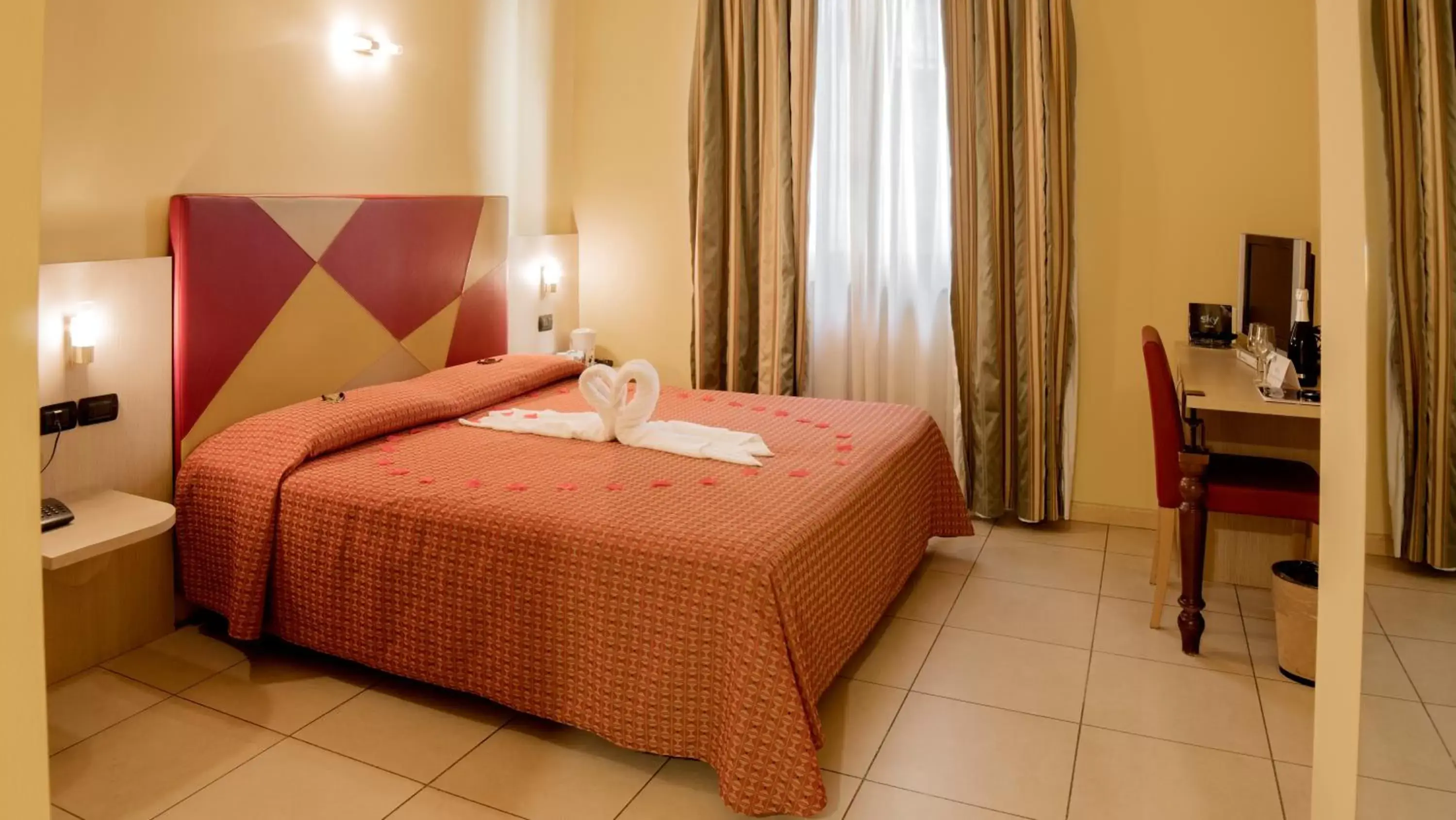 Shower, Bed in Hotel Lovere Resort & Spa