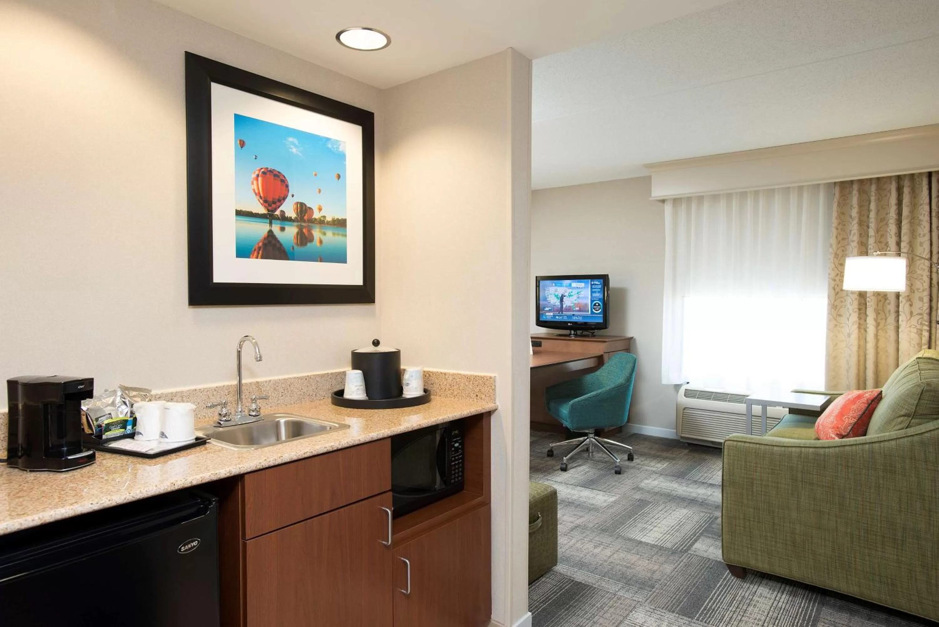 Bedroom in Hampton Inn & Suites Cincinnati-Union Centre