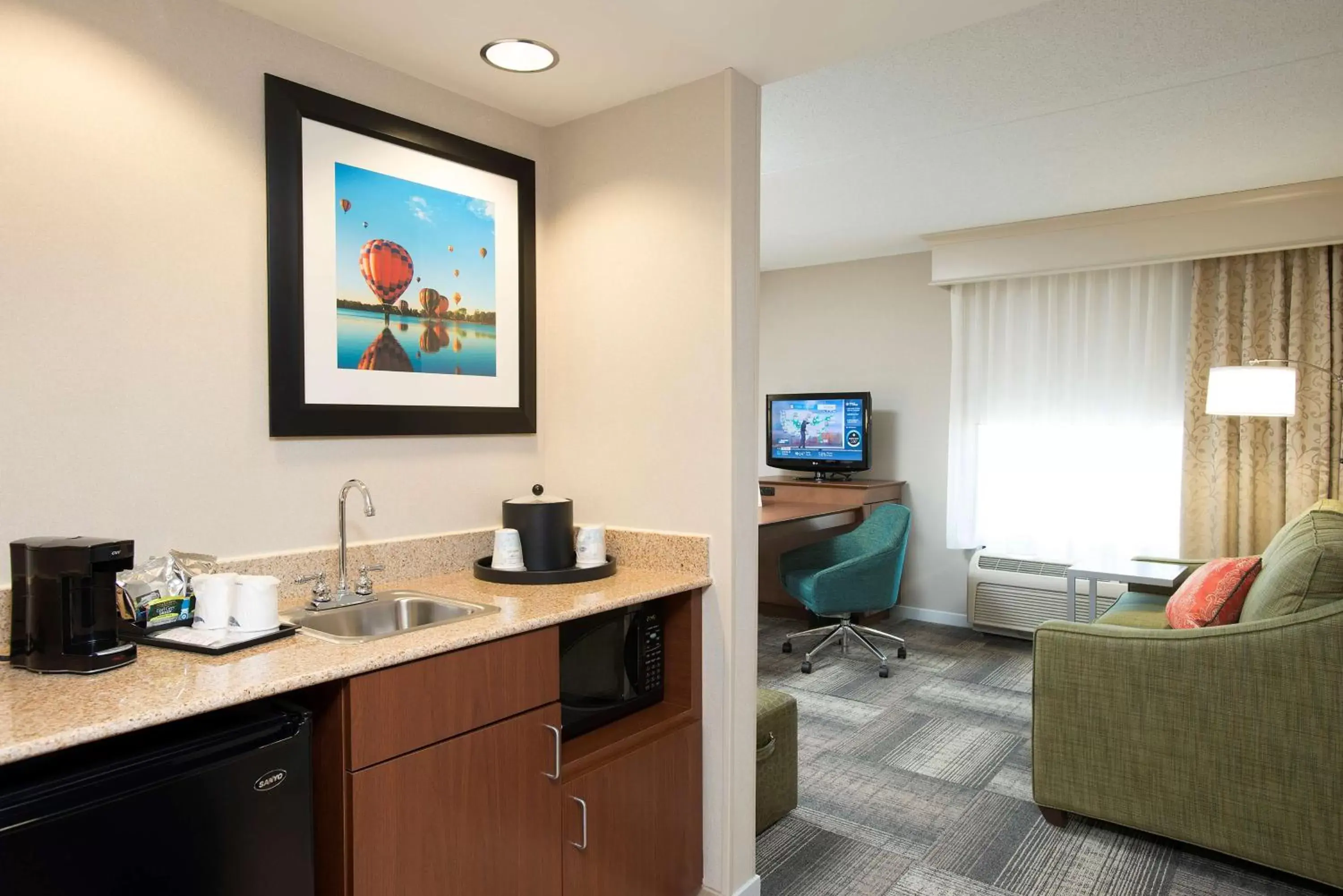 Bedroom, TV/Entertainment Center in Hampton Inn & Suites Cincinnati-Union Centre