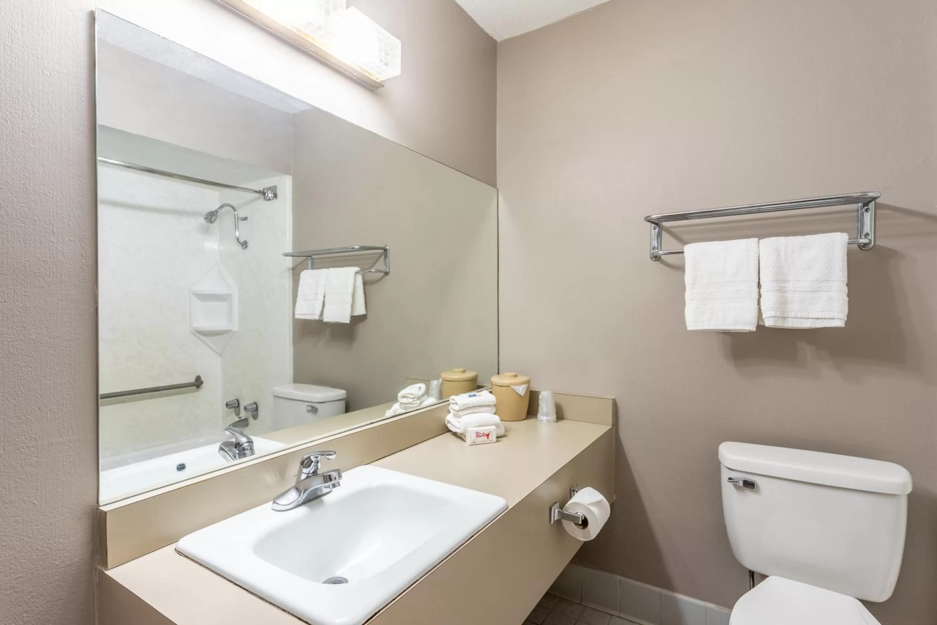 Bathroom in Red Roof Inn Meridian