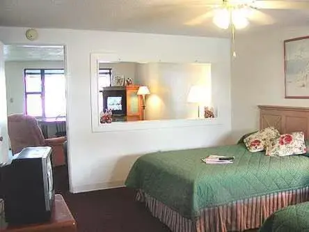 Suite with Two Double Beds - Lake View in Lake Roy Beach Inn - Winter Haven