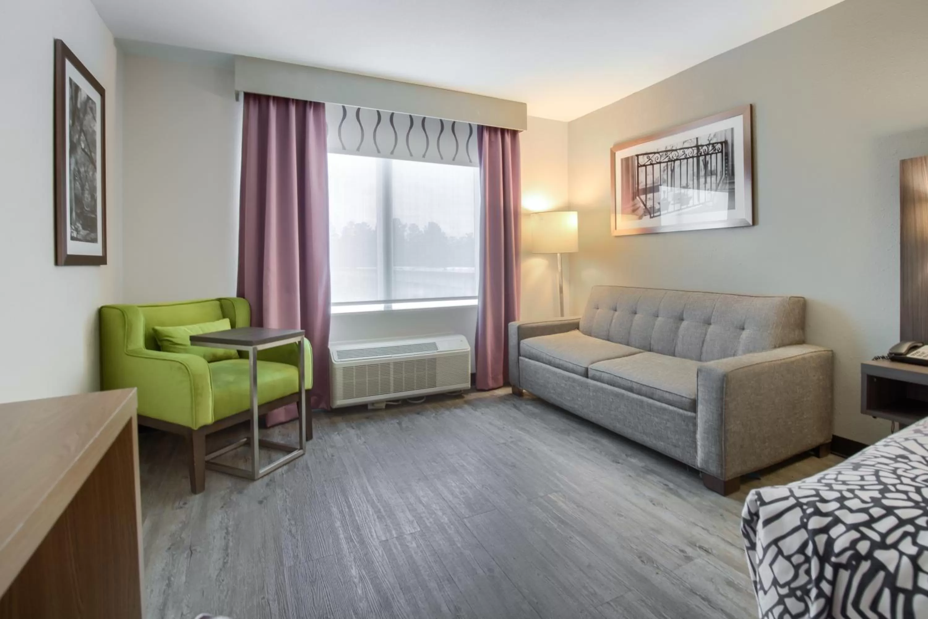 Seating area, Bed in La Quinta by Wyndham Mobile