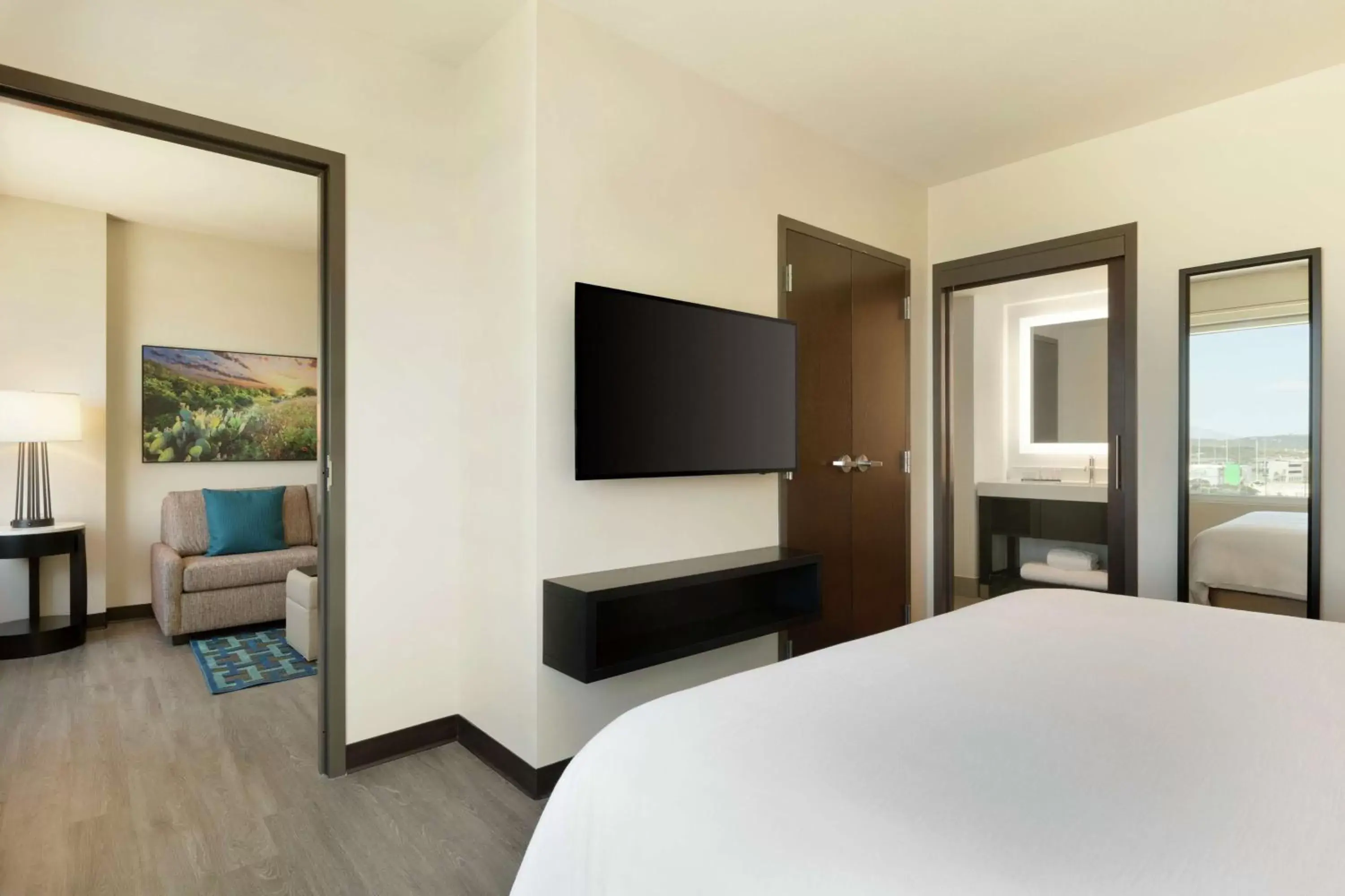 Bedroom, TV/Entertainment Center in Embassy Suites By Hilton San Antonio Landmark